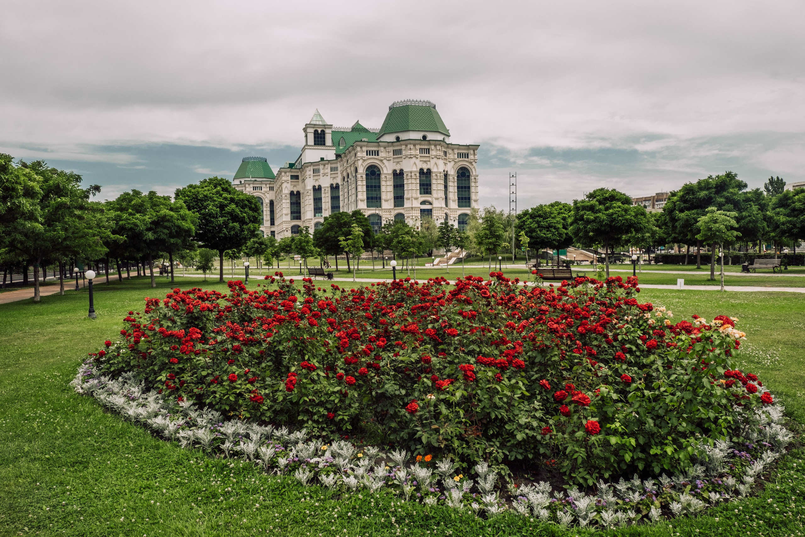 Театральный парк перед дождем. Фотограф Анатолий Деникин