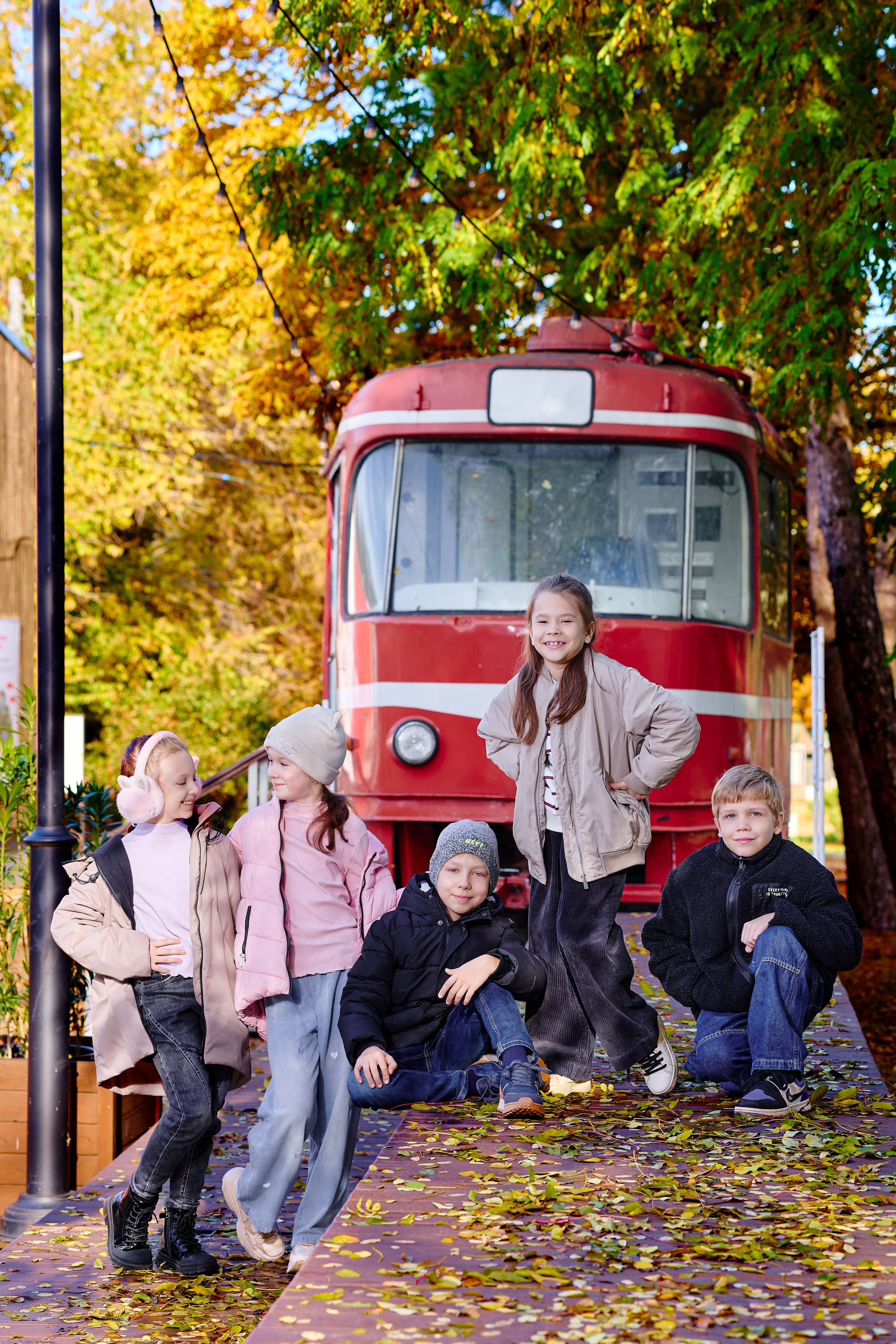 Прогулка в парке классом. Фотограф Выпускные альбомы Таганрог Сергей Коробченко