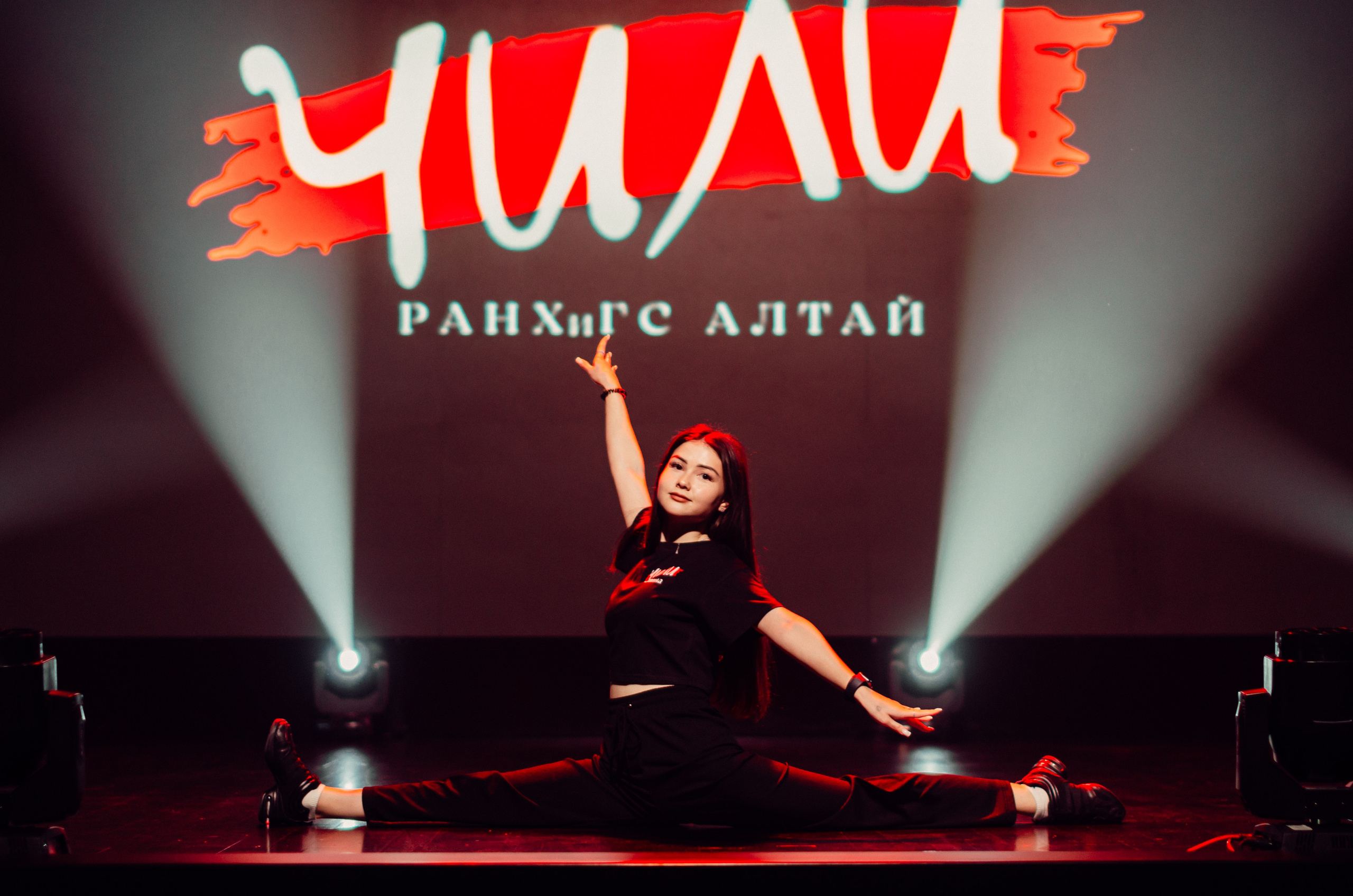 Групповая фотосъемка танцевального коллектива. Денисова Аля — фотограф для парных съемок и индивидуальных историй в Барнауле