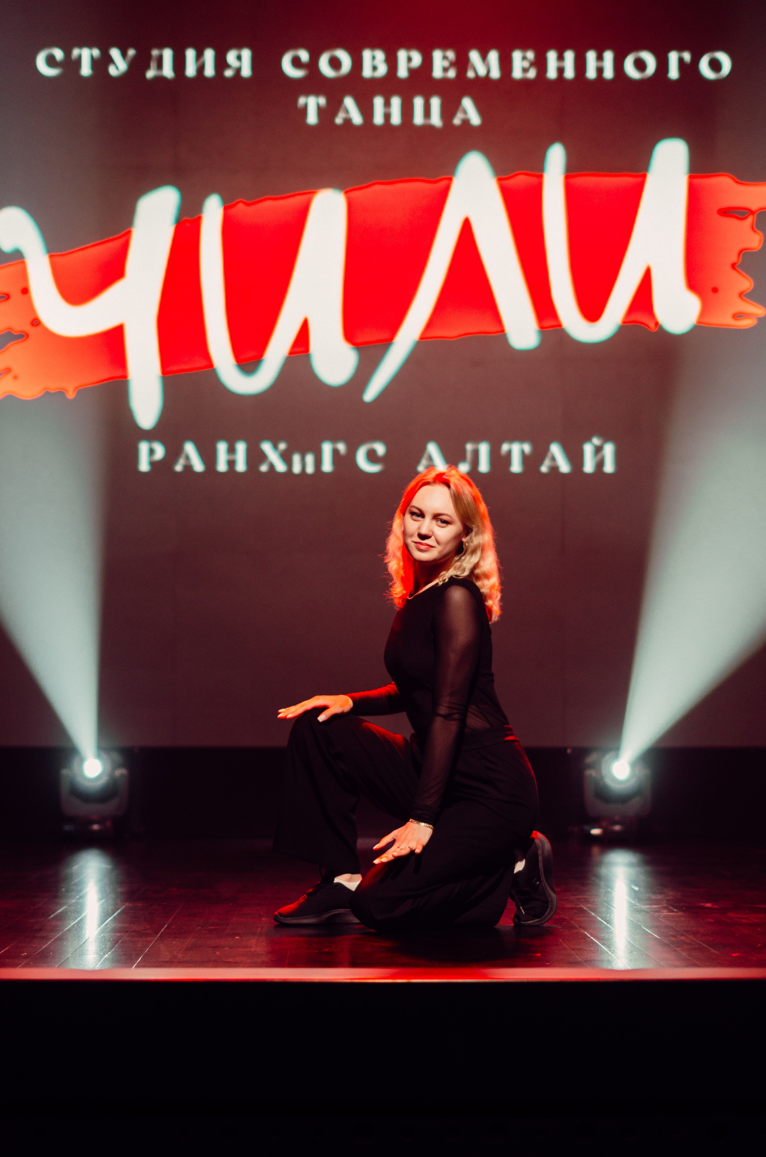 Групповая фотосъемка танцевального коллектива. Денисова Аля — фотограф для парных съемок и индивидуальных историй в Барнауле