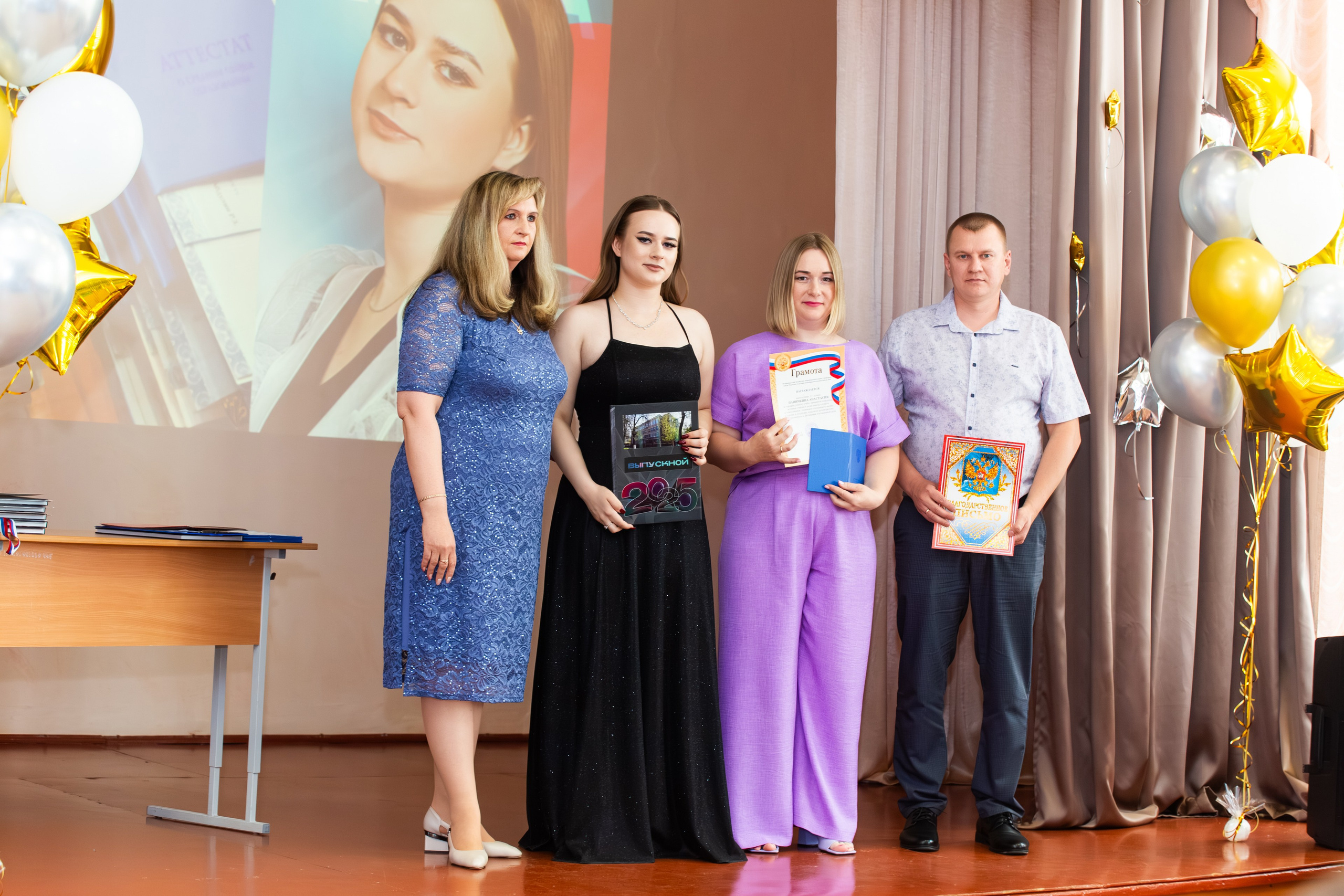 ВРУЧЕНИЕ ДИПЛОМОВ 2025 4 ШКОЛА Г.МЦЕНСК. Профессиональный фотограф в Мценске и Орловской области