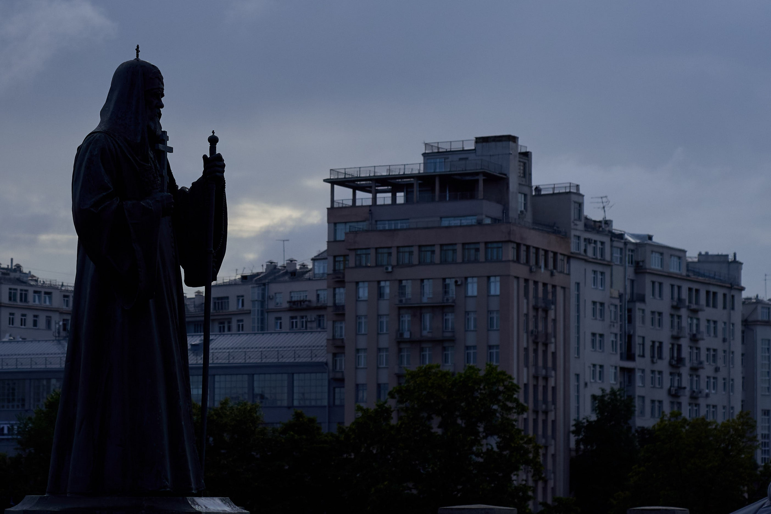 Памятник Патриарху на площади возле Храма Христа Спасителя. Репортажный фотограф Александр Гладкий.