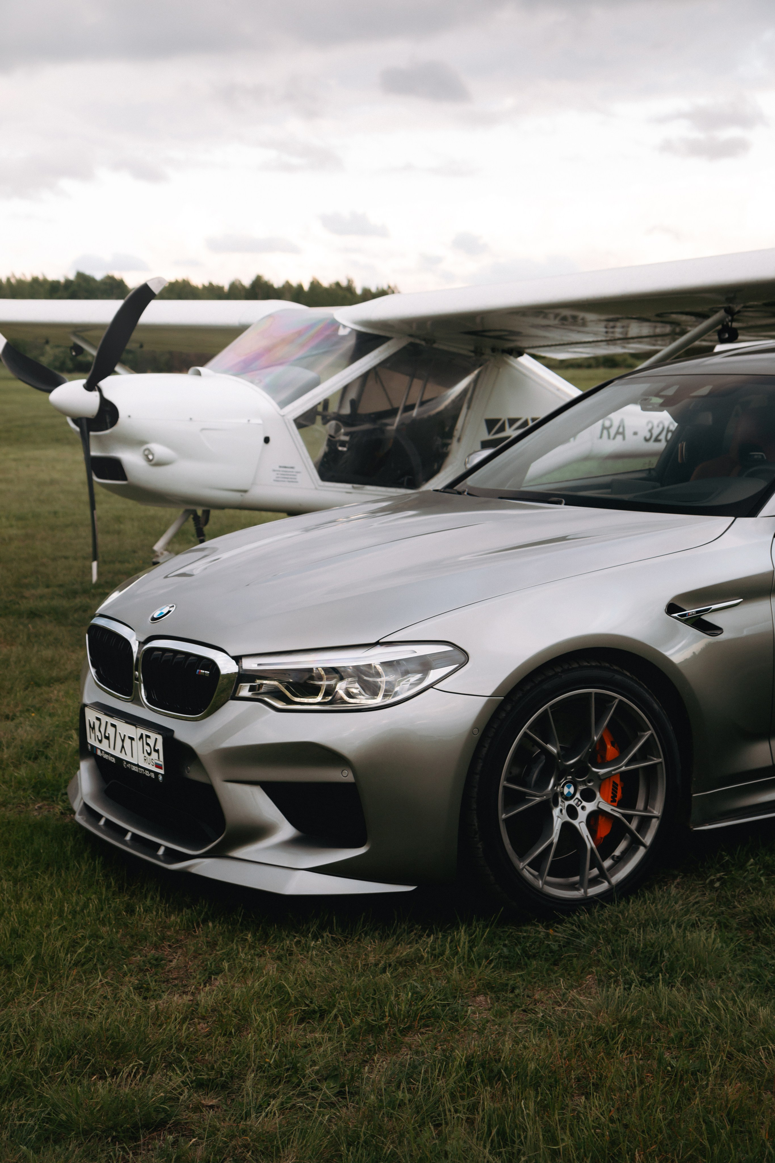 BMW M5 with plane. Автомобильный фотограф и видеограф в Новосибирске|Александра Косухина