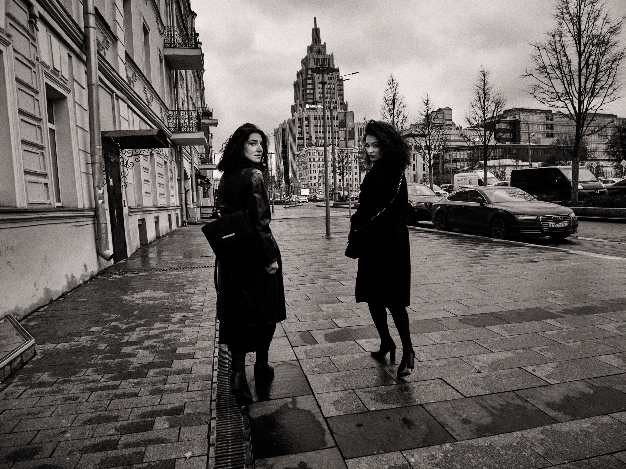 Найка и Арина — чёрно-белый стрит. Фотограф в Москве Михаил Елизарьев