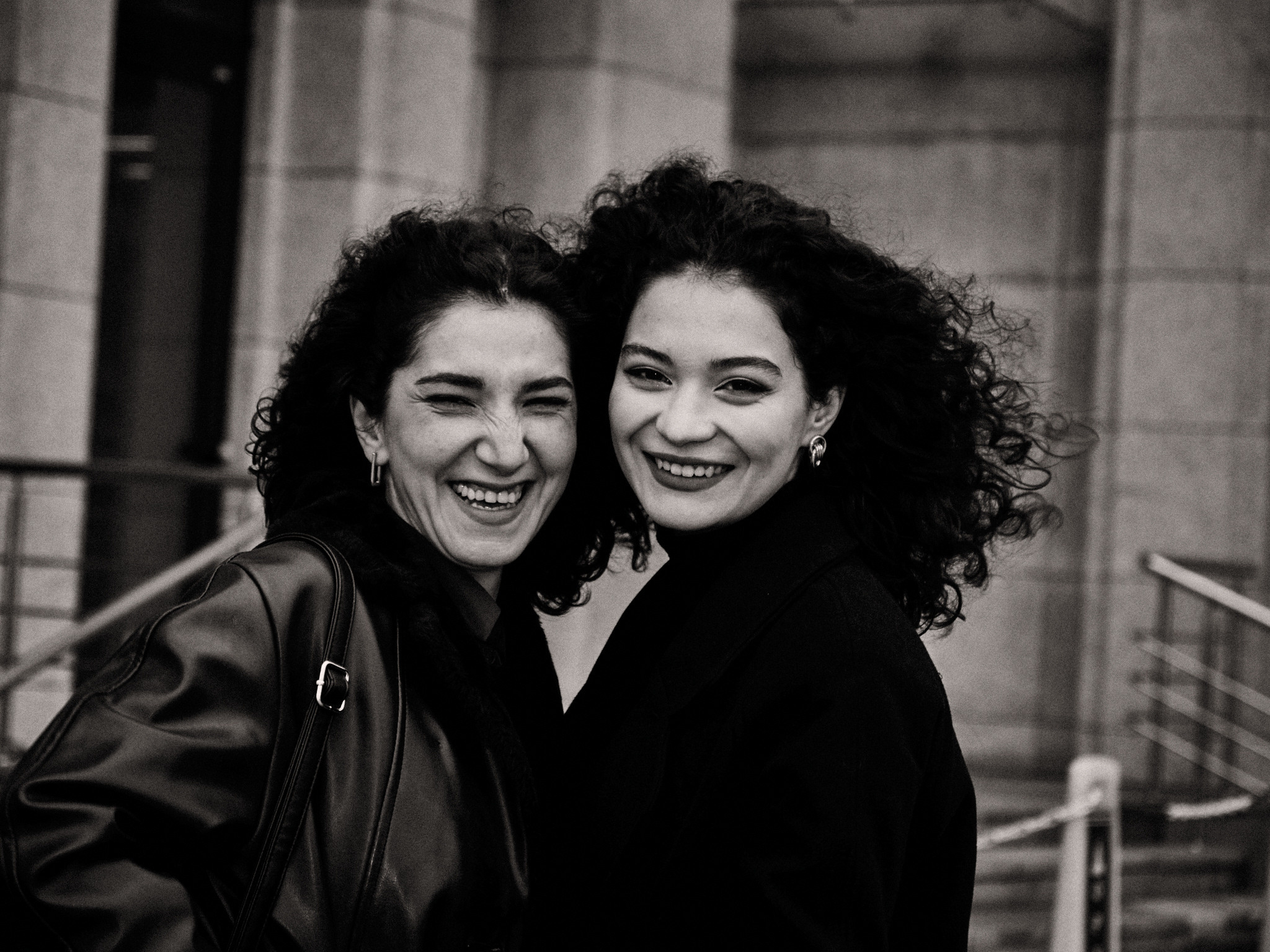 Найка и Арина — чёрно-белый стрит. Фотограф в Москве Михаил Елизарьев