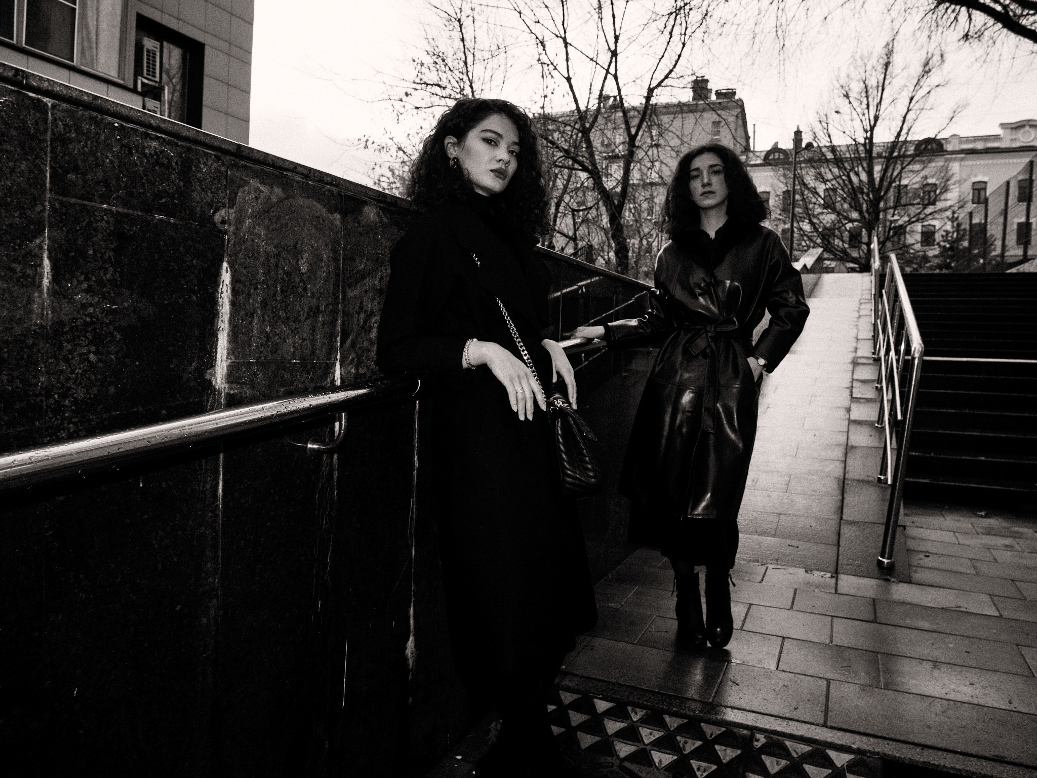 Найка и Арина — чёрно-белый стрит. Фотограф в Москве Михаил Елизарьев