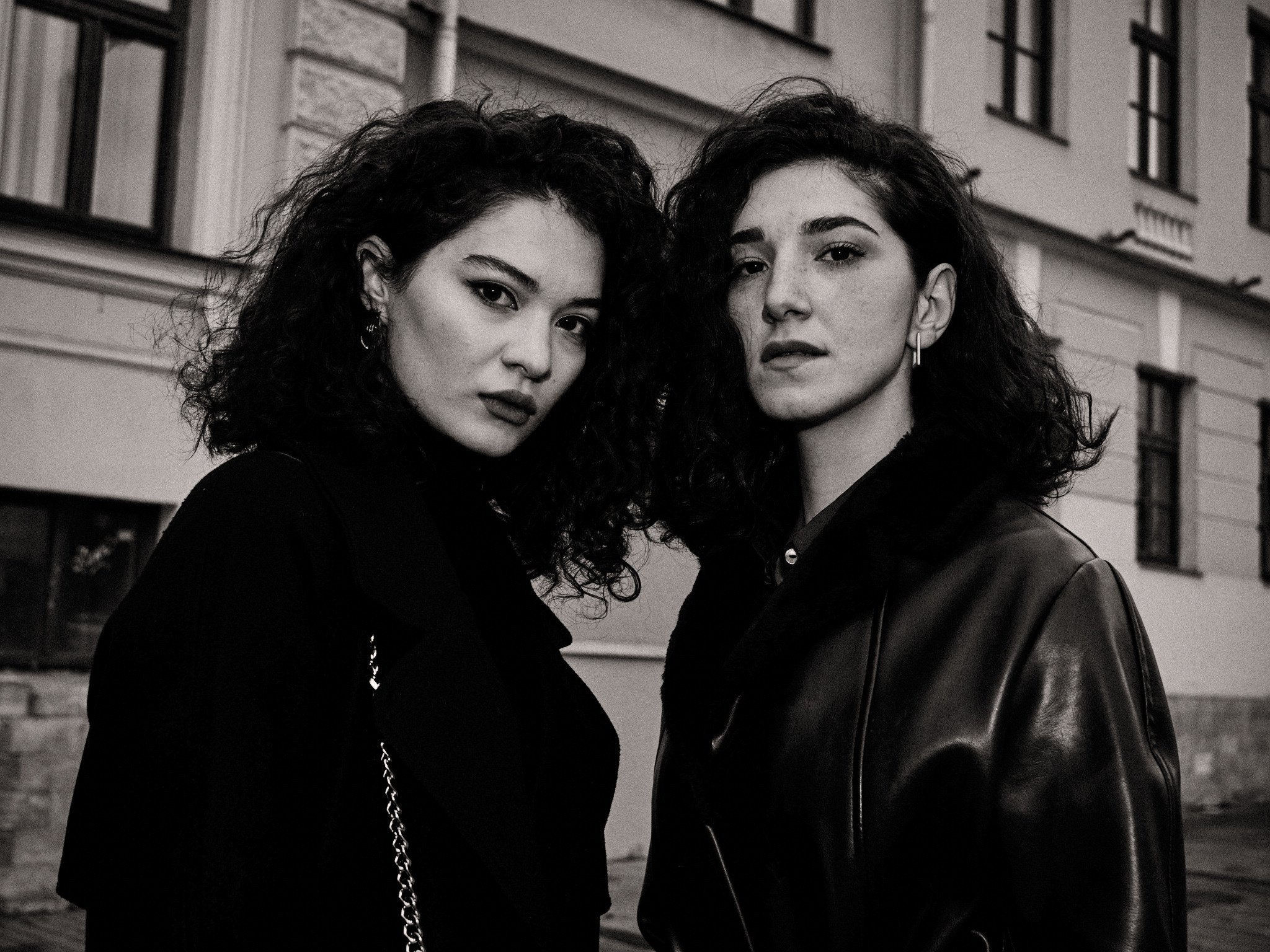 Найка и Арина — чёрно-белый стрит. Фотограф в Москве Михаил Елизарьев