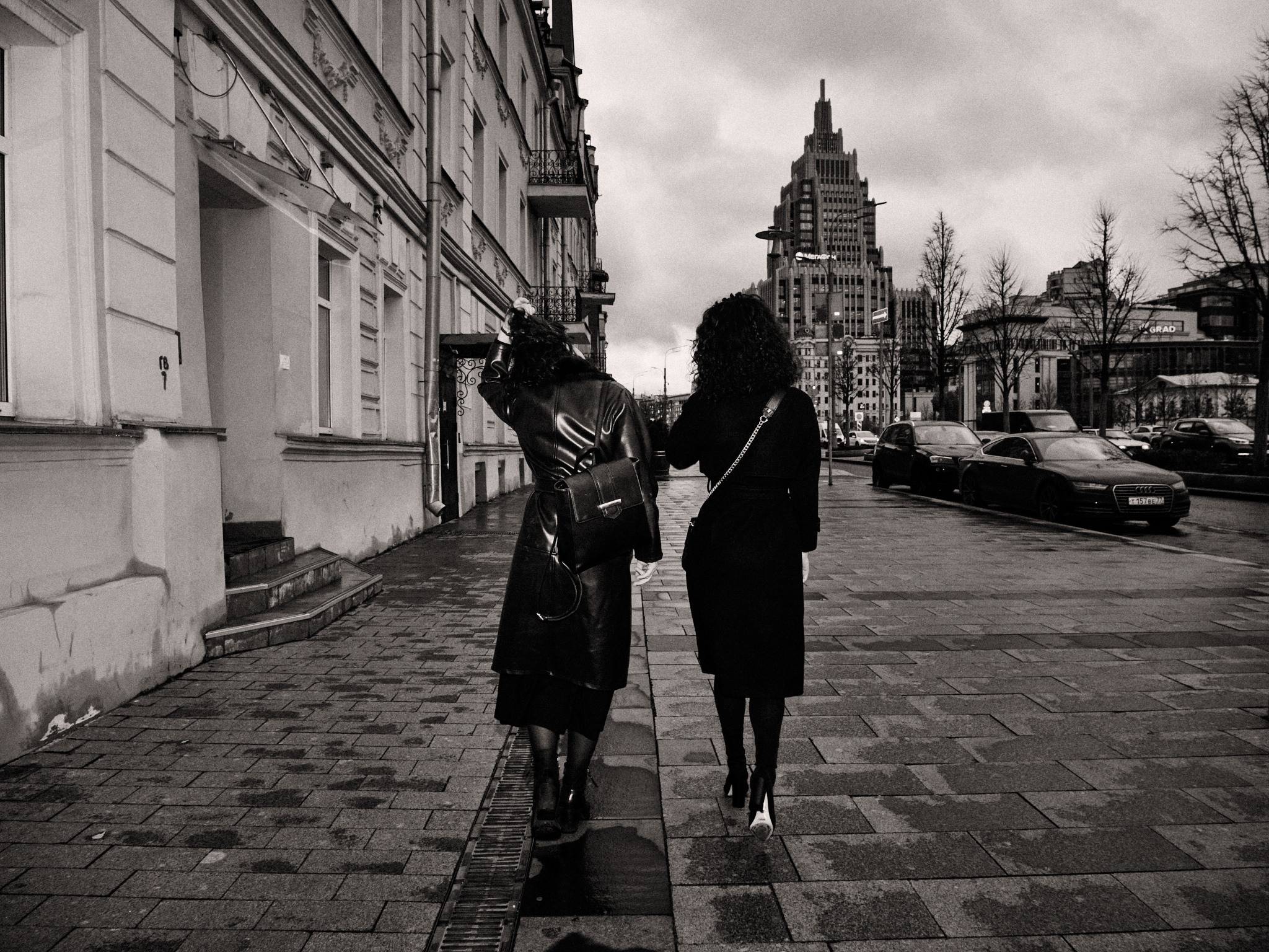 Найка и Арина — чёрно-белый стрит. Фотограф в Москве Михаил Елизарьев
