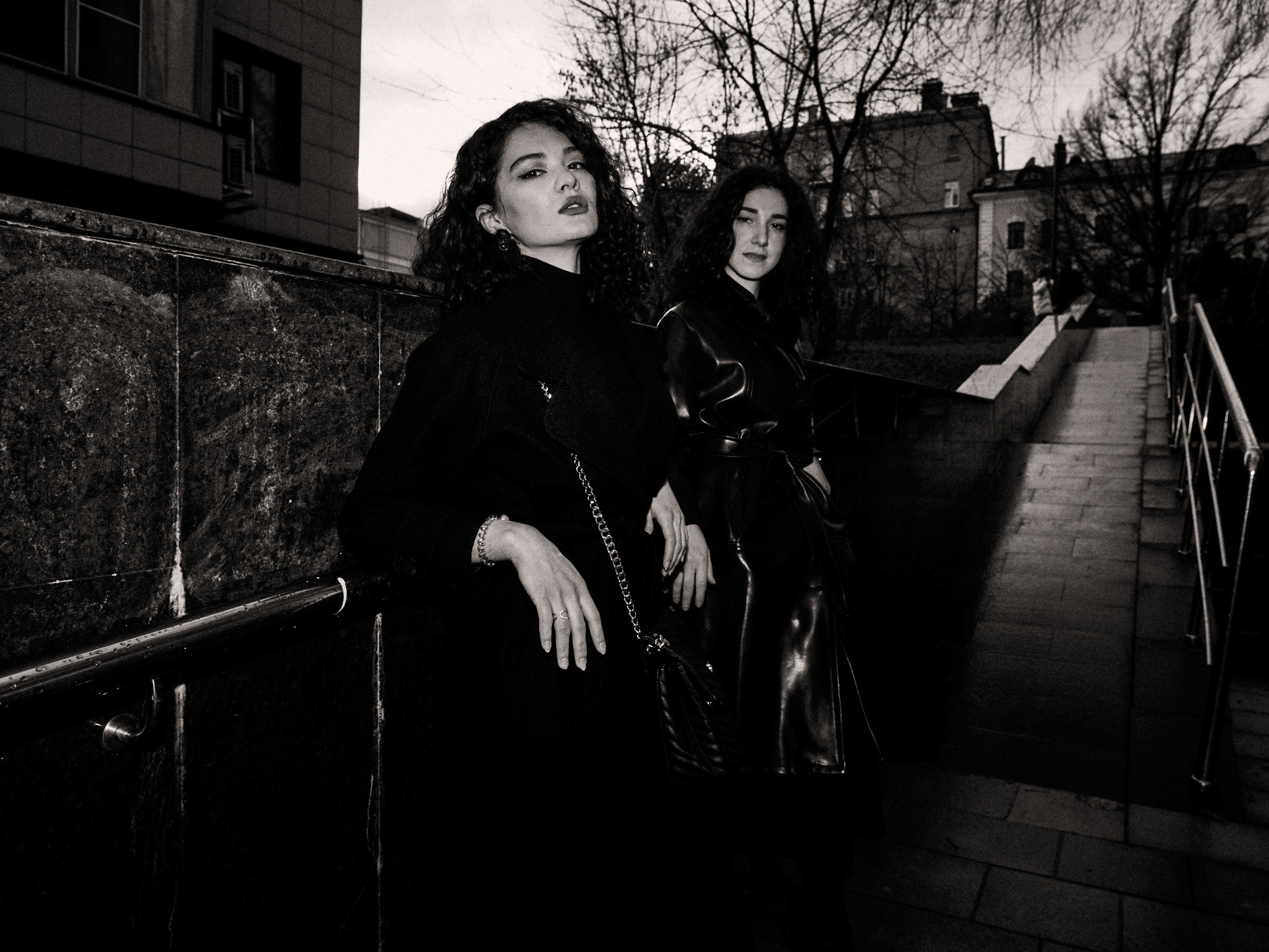 Найка и Арина — чёрно-белый стрит. Фотограф в Москве Михаил Елизарьев
