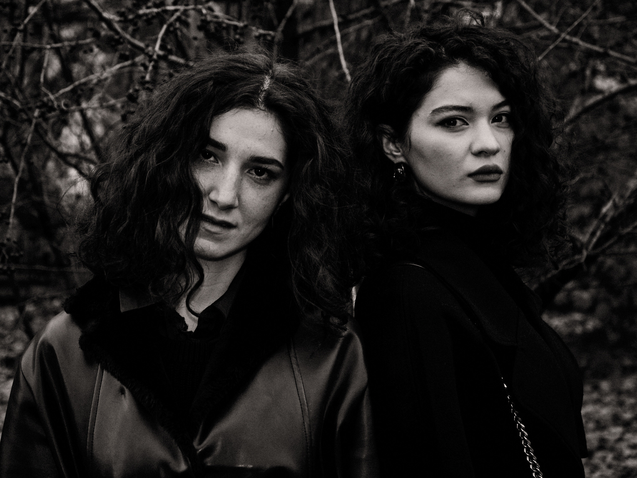 Найка и Арина — чёрно-белый стрит. Фотограф в Москве Михаил Елизарьев