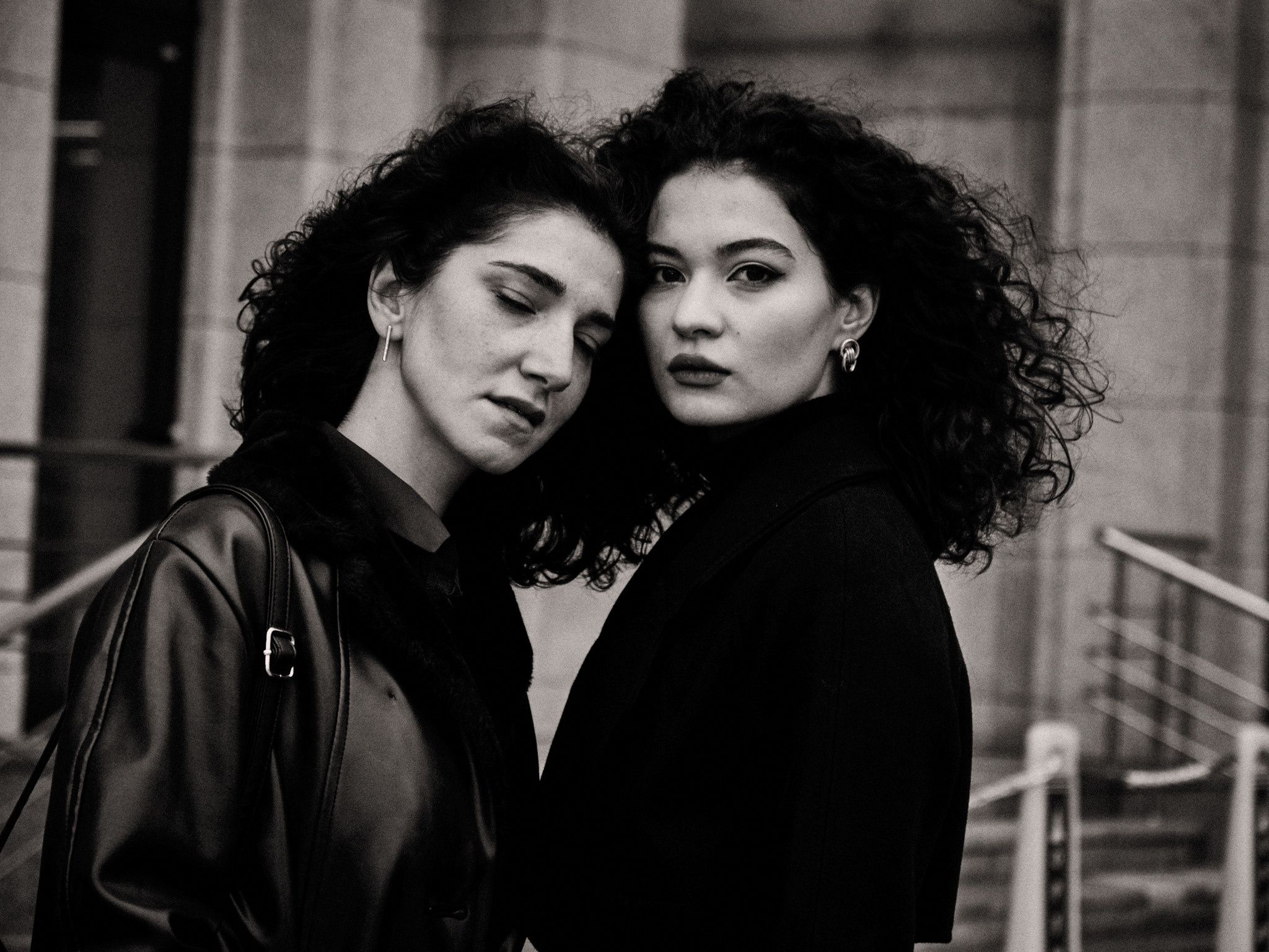 Найка и Арина — чёрно-белый стрит. Фотограф в Москве Михаил Елизарьев
