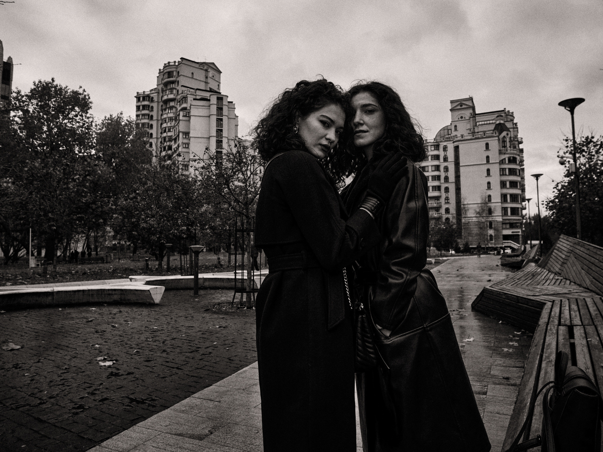 Найка и Арина — чёрно-белый стрит. Фотограф в Москве Михаил Елизарьев