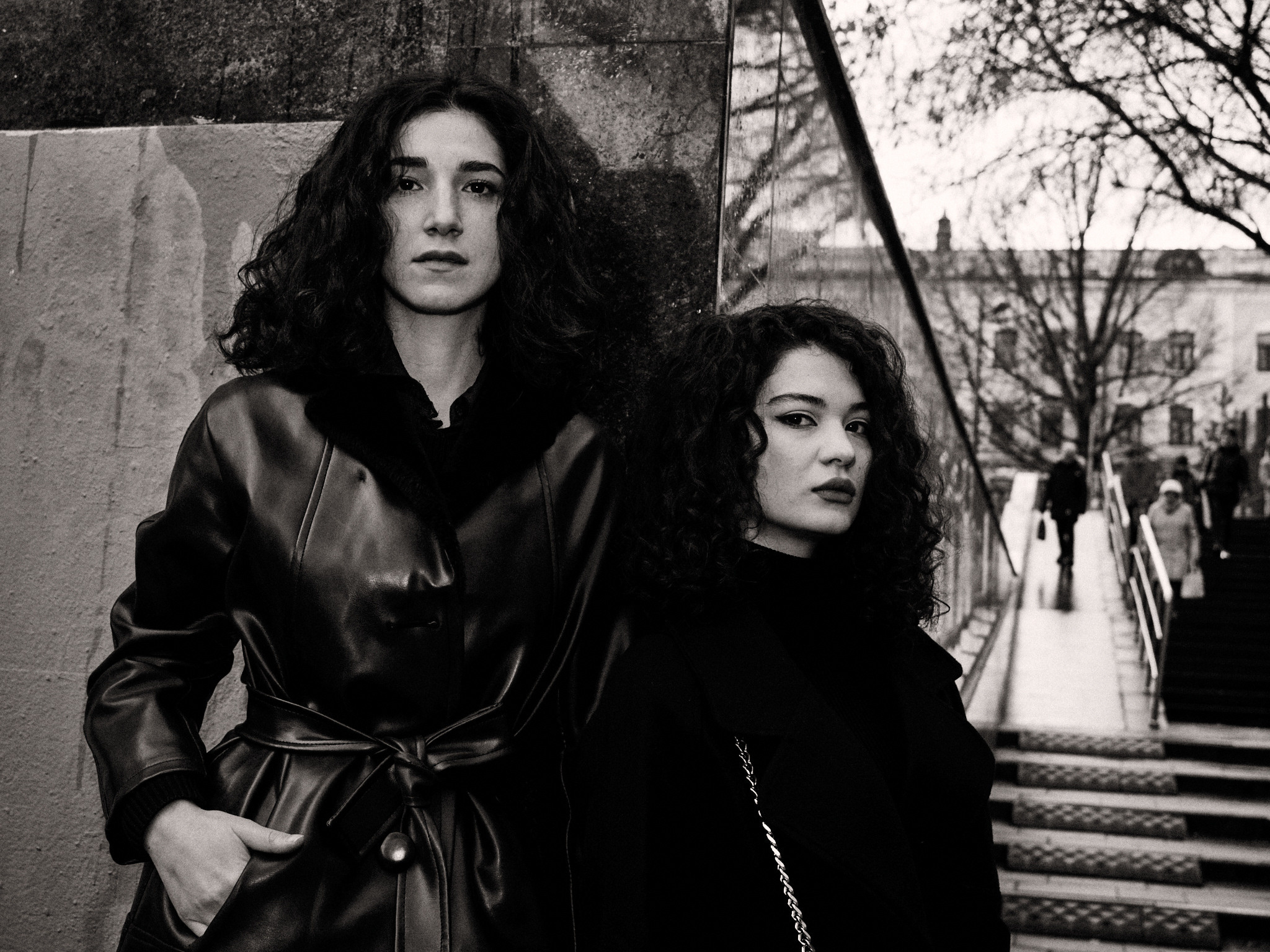 Найка и Арина — чёрно-белый стрит. Фотограф в Москве Михаил Елизарьев