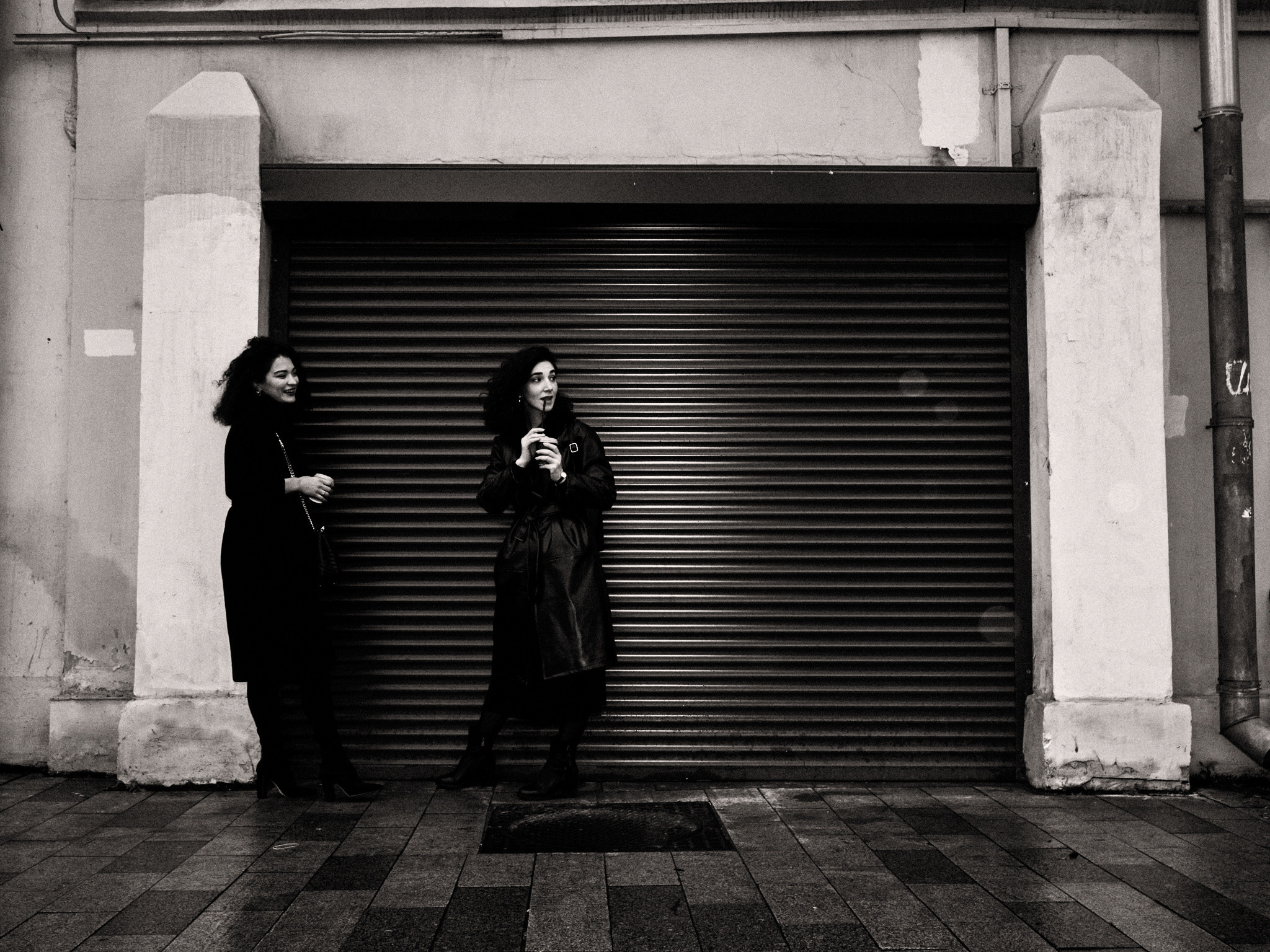 Найка и Арина — чёрно-белый стрит. Фотограф в Москве Михаил Елизарьев