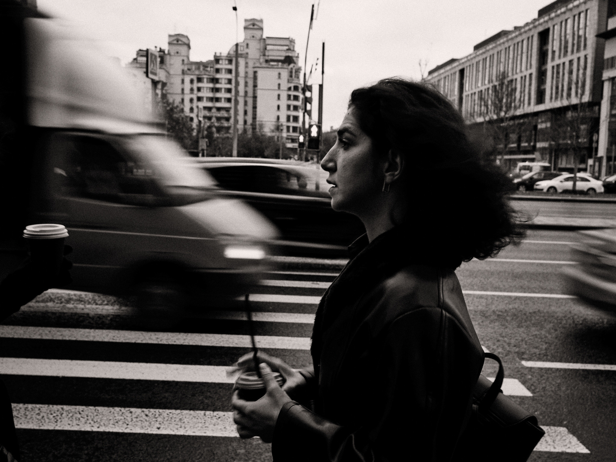 Найка и Арина — чёрно-белый стрит. Фотограф в Москве Михаил Елизарьев