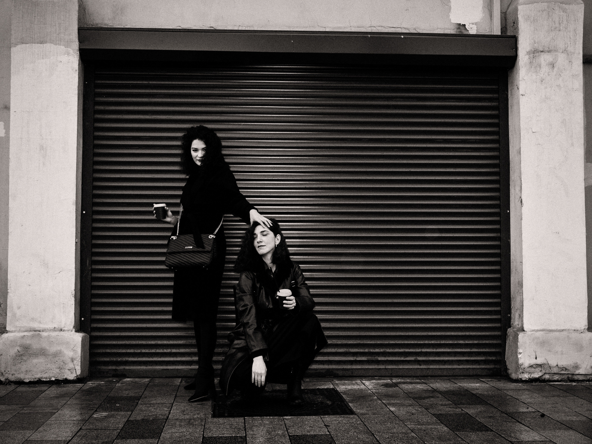 Найка и Арина — чёрно-белый стрит. Фотограф в Москве Михаил Елизарьев