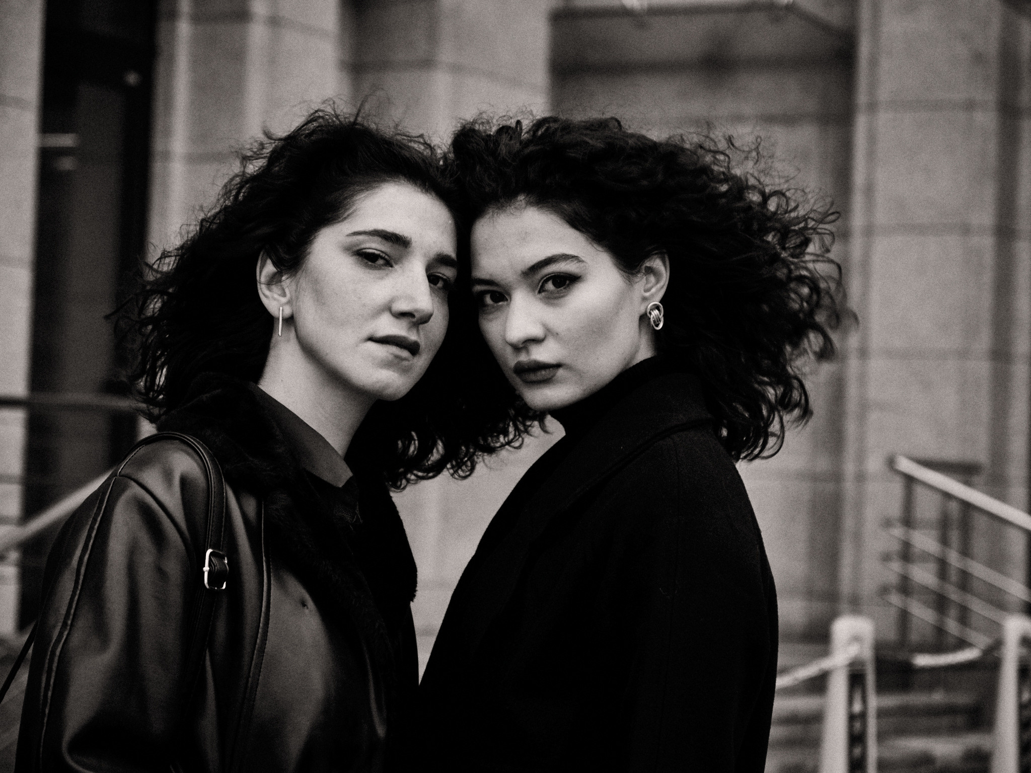 Найка и Арина — чёрно-белый стрит. Фотограф в Москве Михаил Елизарьев