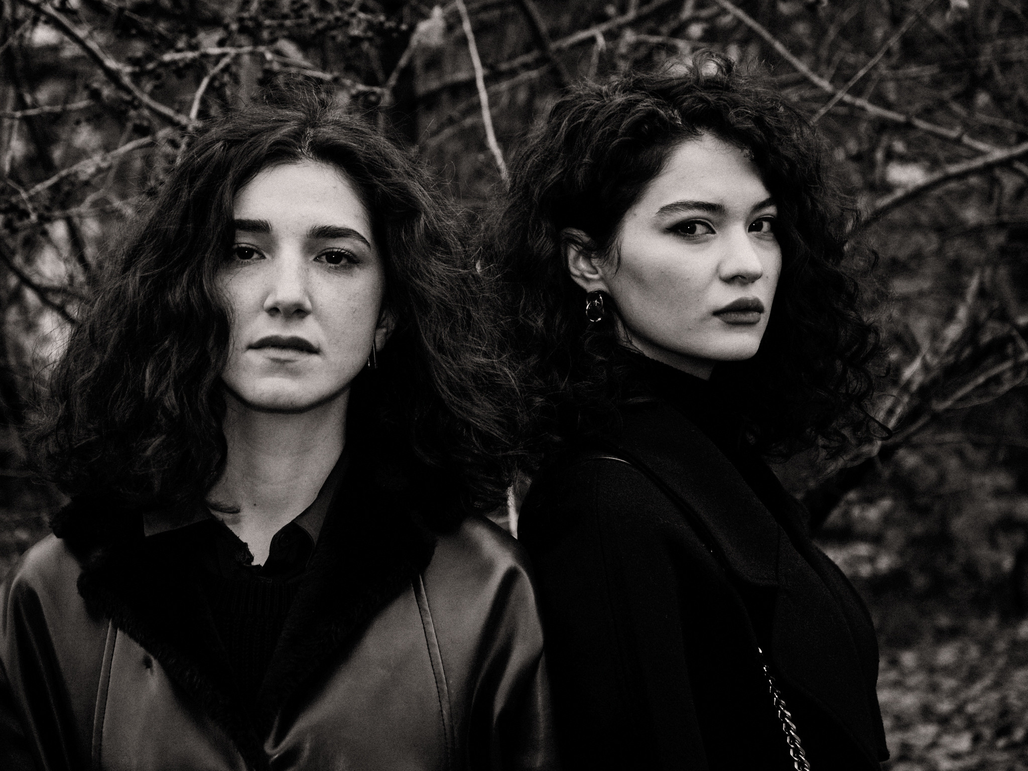 Найка и Арина — чёрно-белый стрит. Фотограф в Москве Михаил Елизарьев