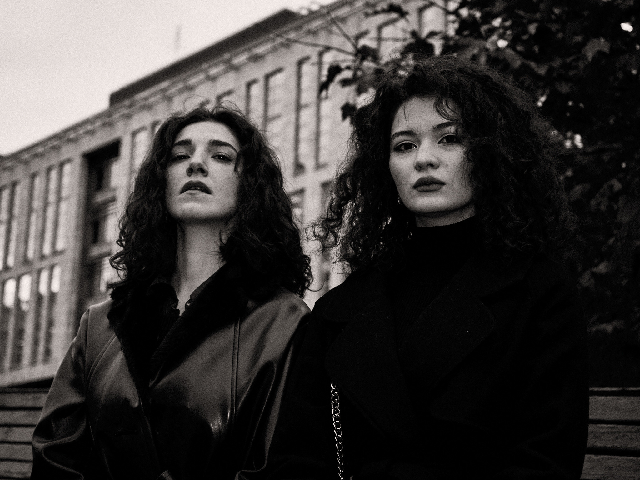 Найка и Арина — чёрно-белый стрит. Фотограф в Москве Михаил Елизарьев