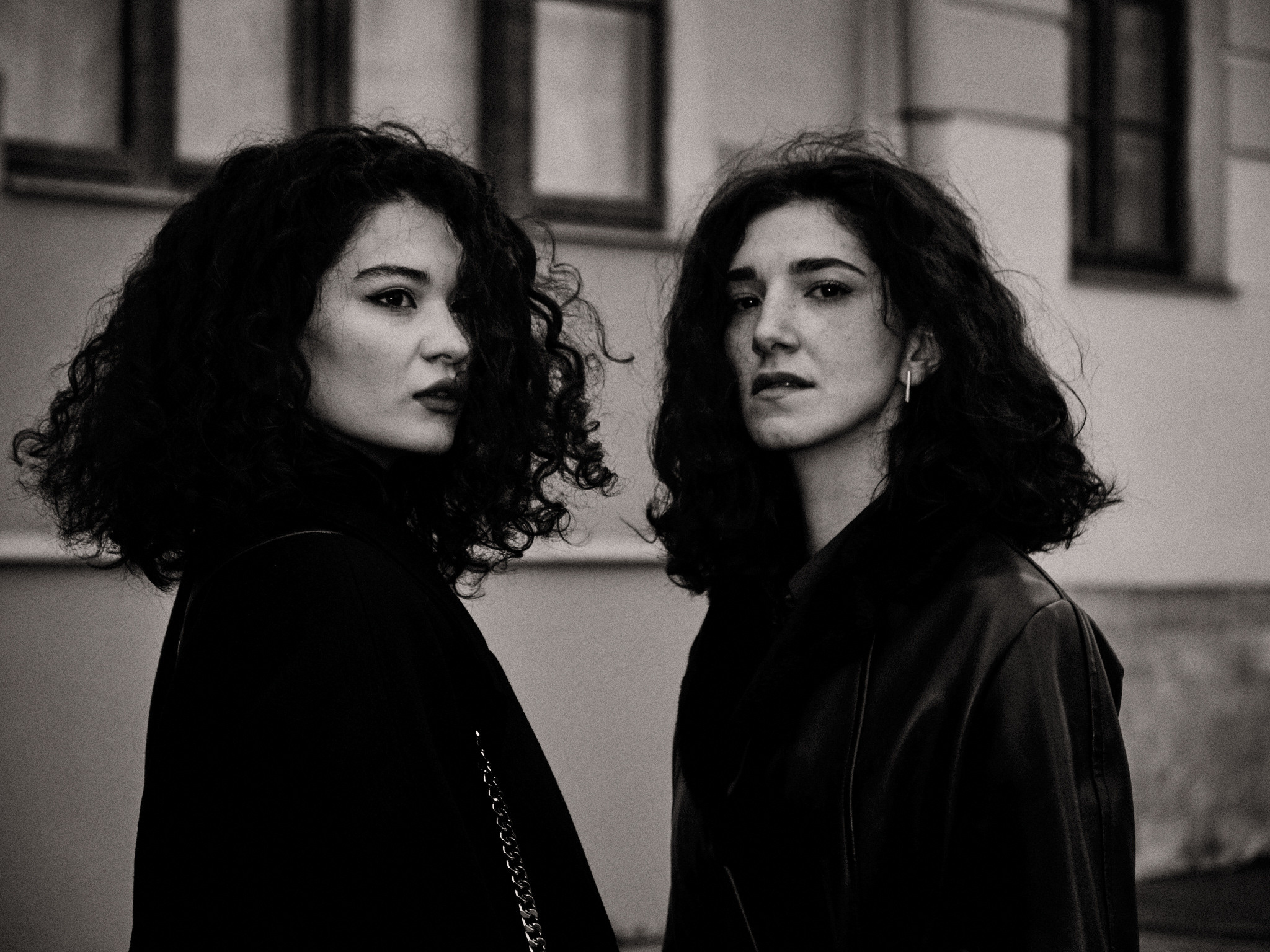 Найка и Арина — чёрно-белый стрит. Фотограф в Москве Михаил Елизарьев