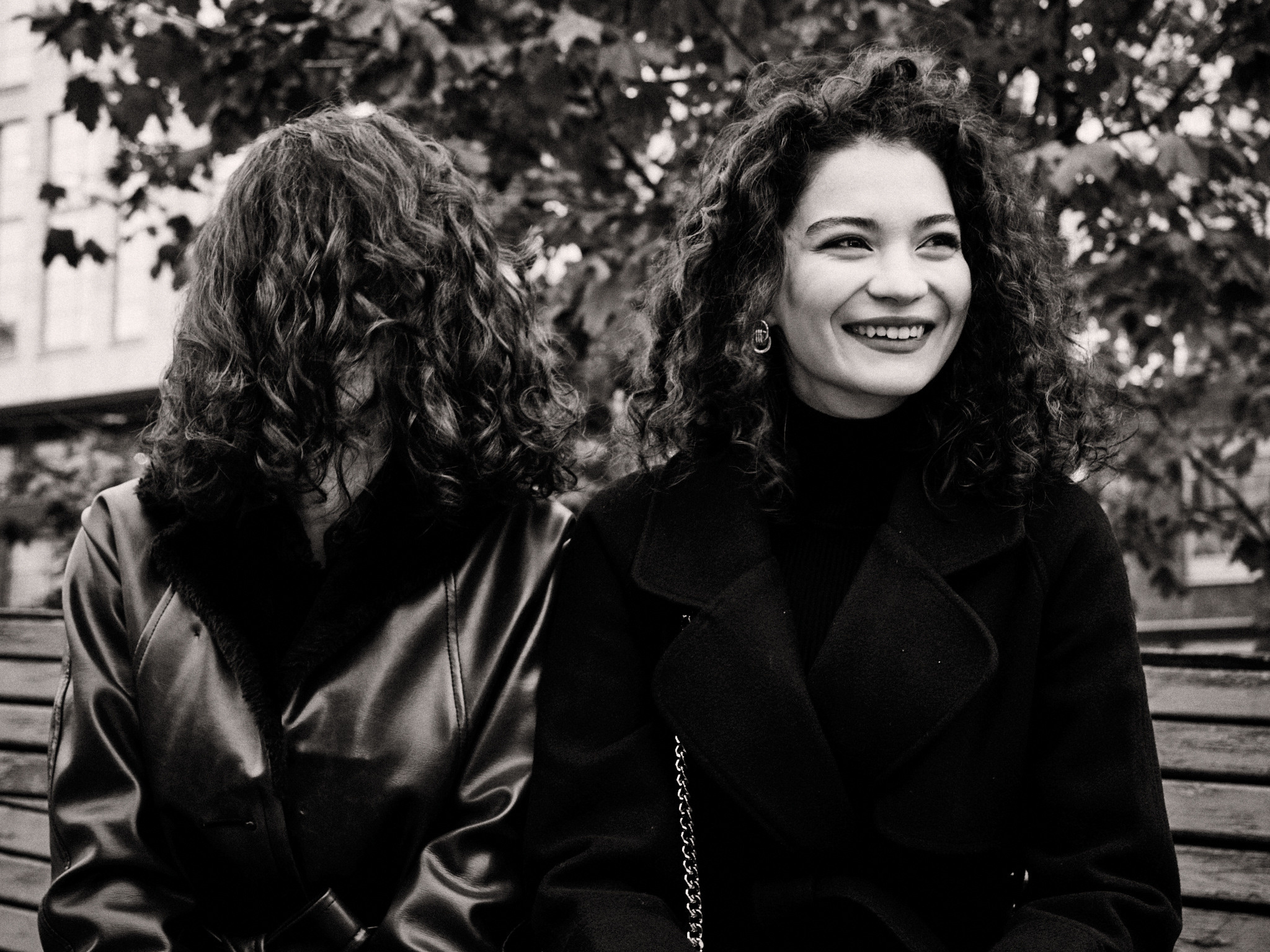 Найка и Арина — чёрно-белый стрит. Фотограф в Москве Михаил Елизарьев