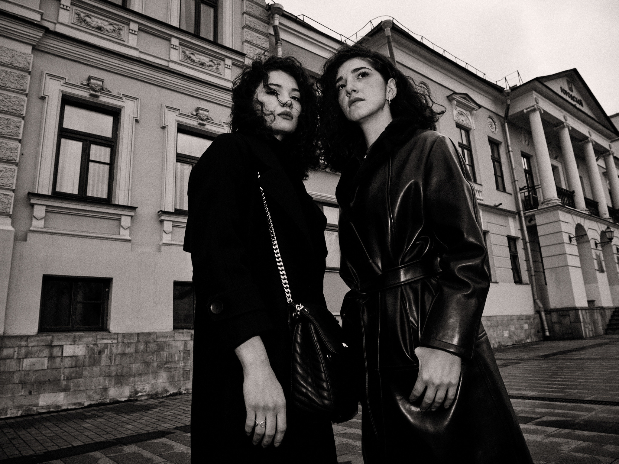 Найка и Арина — чёрно-белый стрит. Фотограф в Москве Михаил Елизарьев