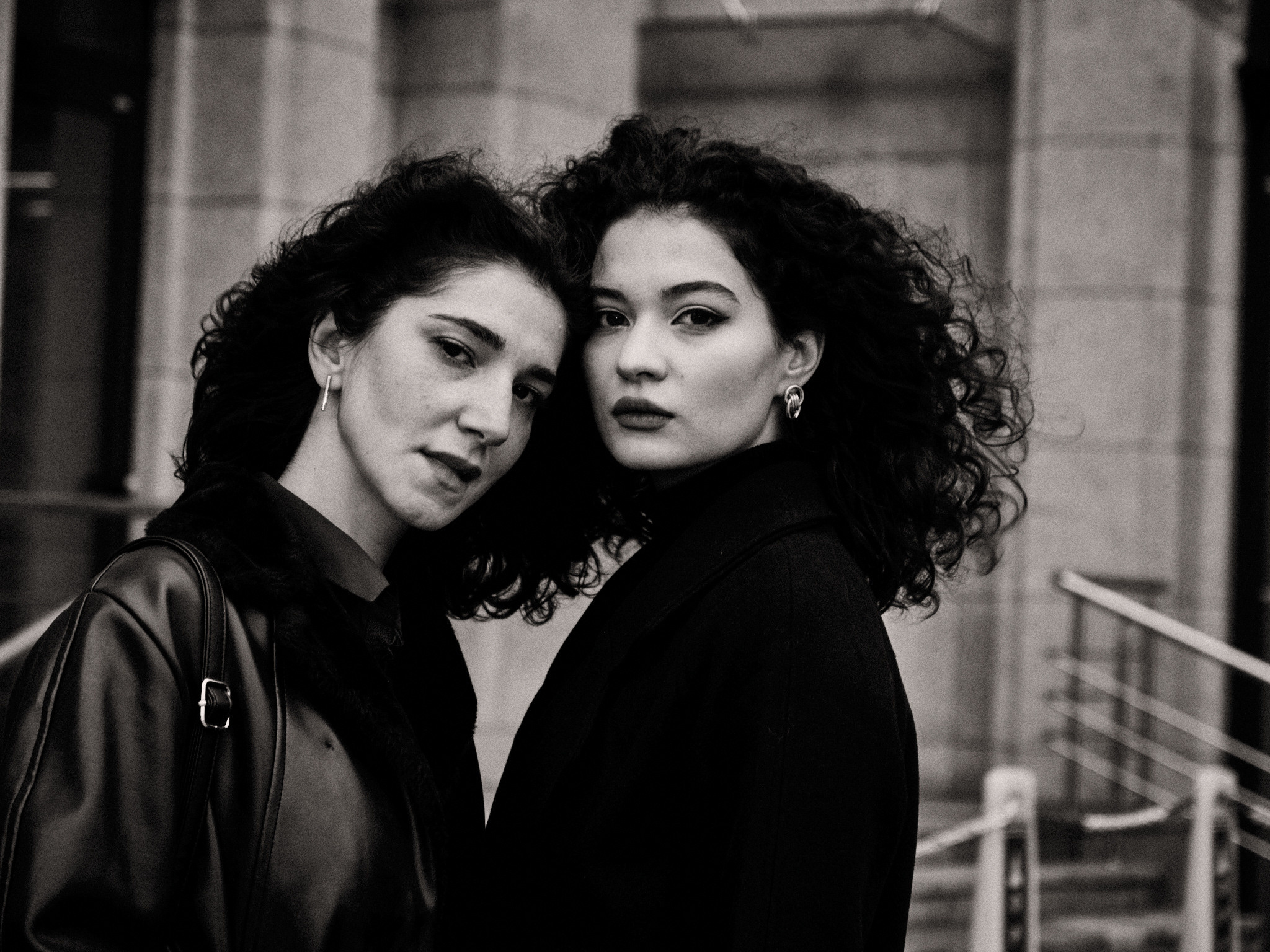 Найка и Арина — чёрно-белый стрит. Фотограф в Москве Михаил Елизарьев