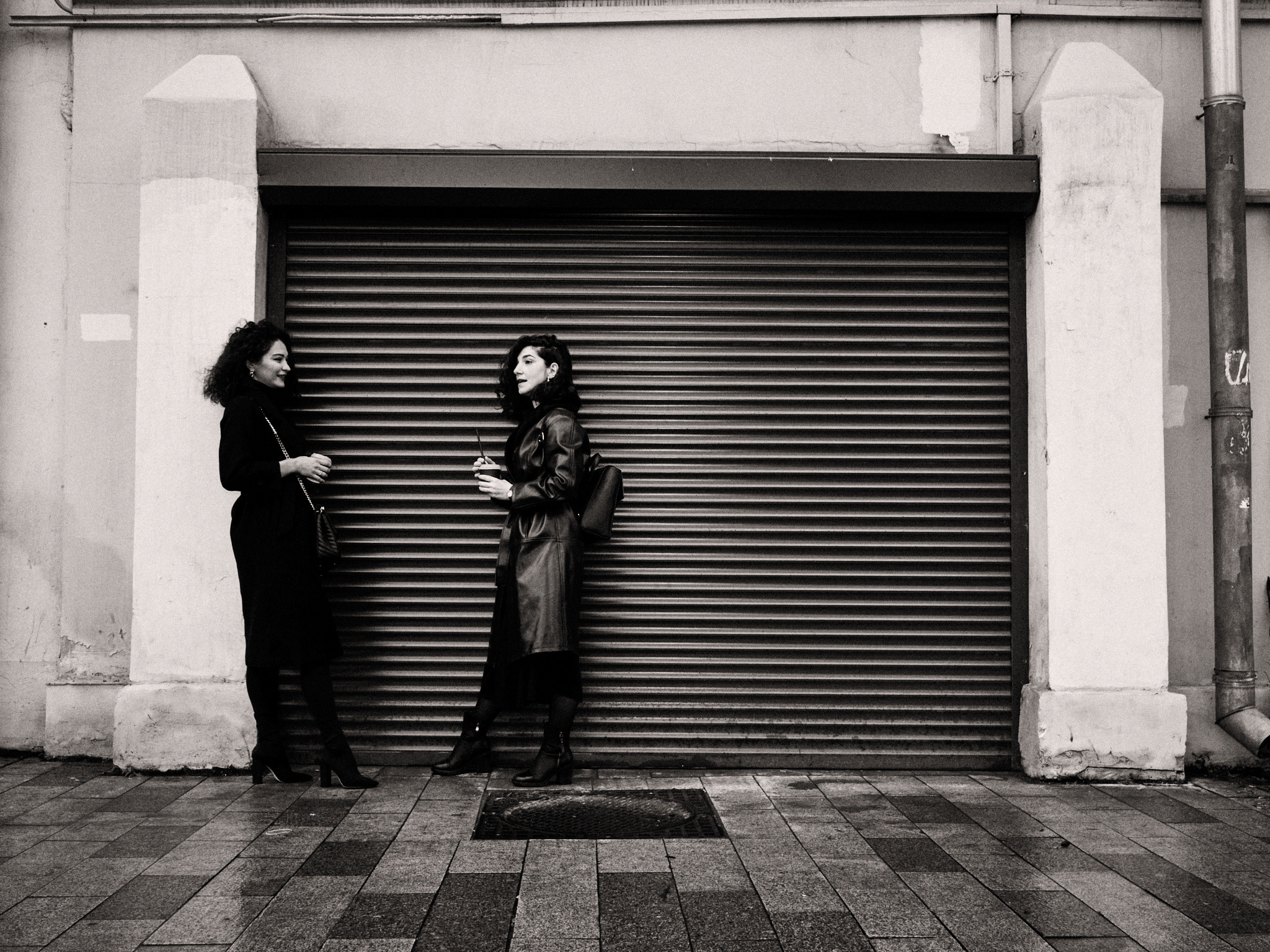 Найка и Арина — чёрно-белый стрит. Фотограф в Москве Михаил Елизарьев