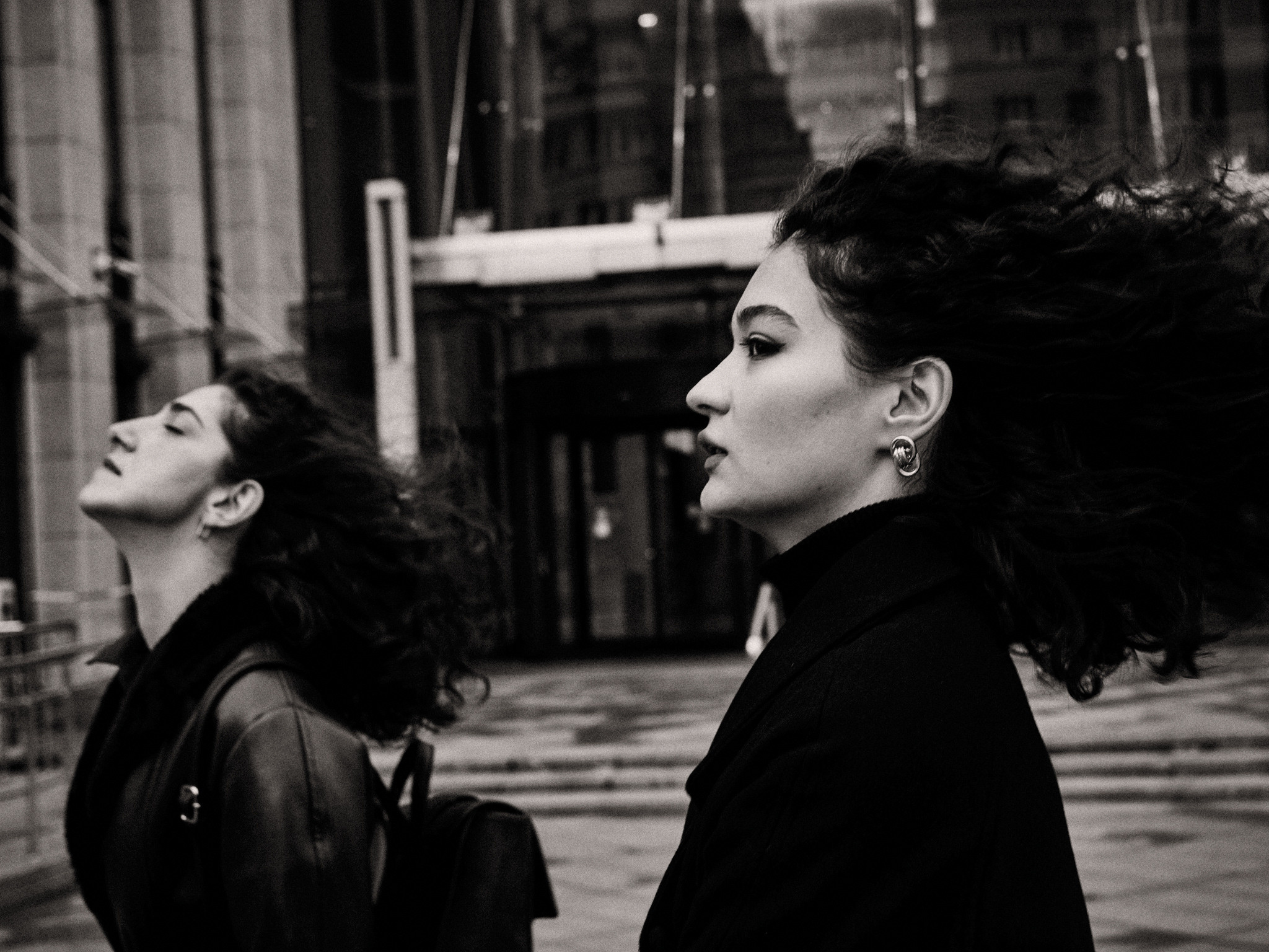 Найка и Арина — чёрно-белый стрит. Фотограф в Москве Михаил Елизарьев