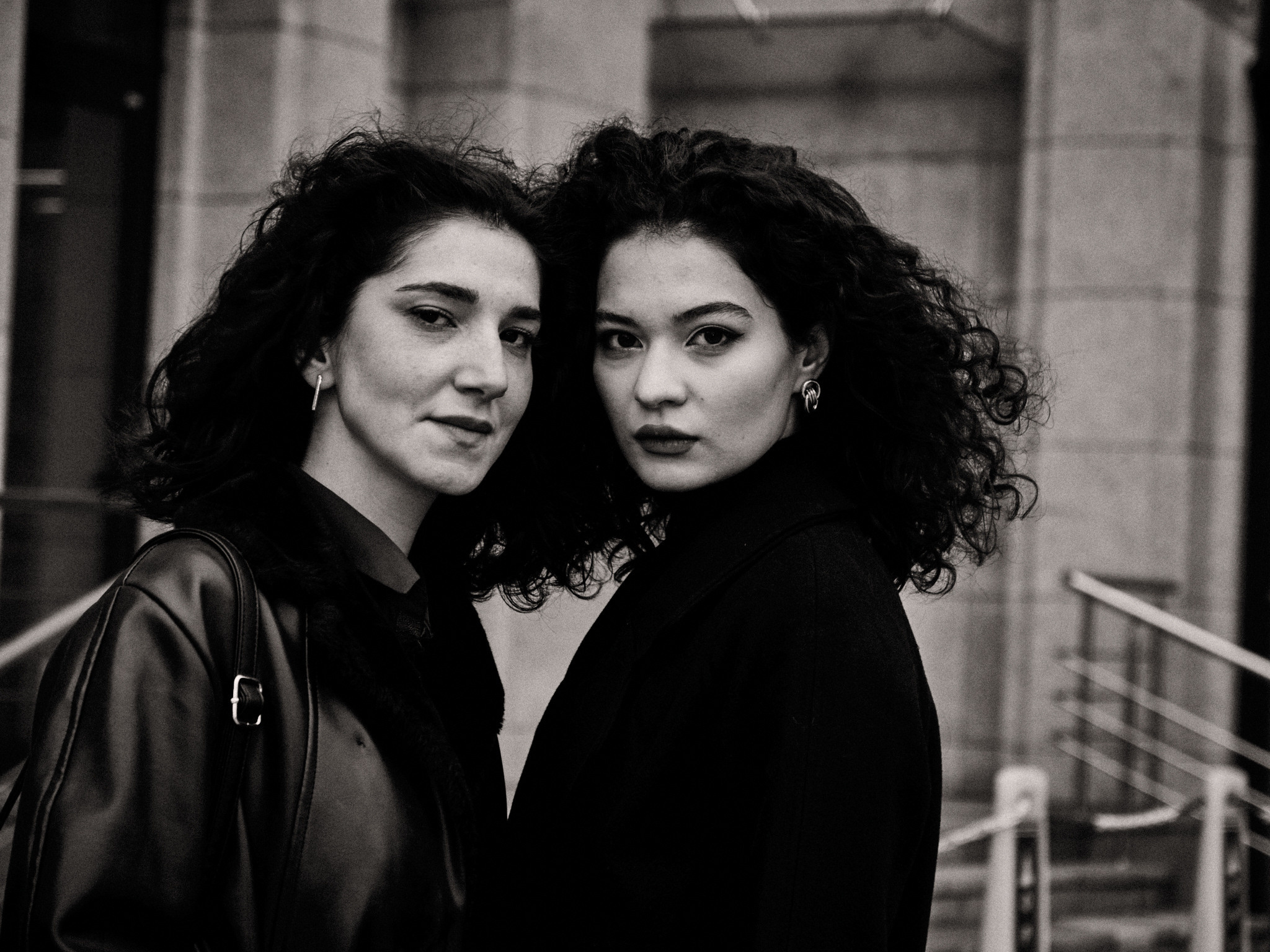 Найка и Арина — чёрно-белый стрит. Фотограф в Москве Михаил Елизарьев