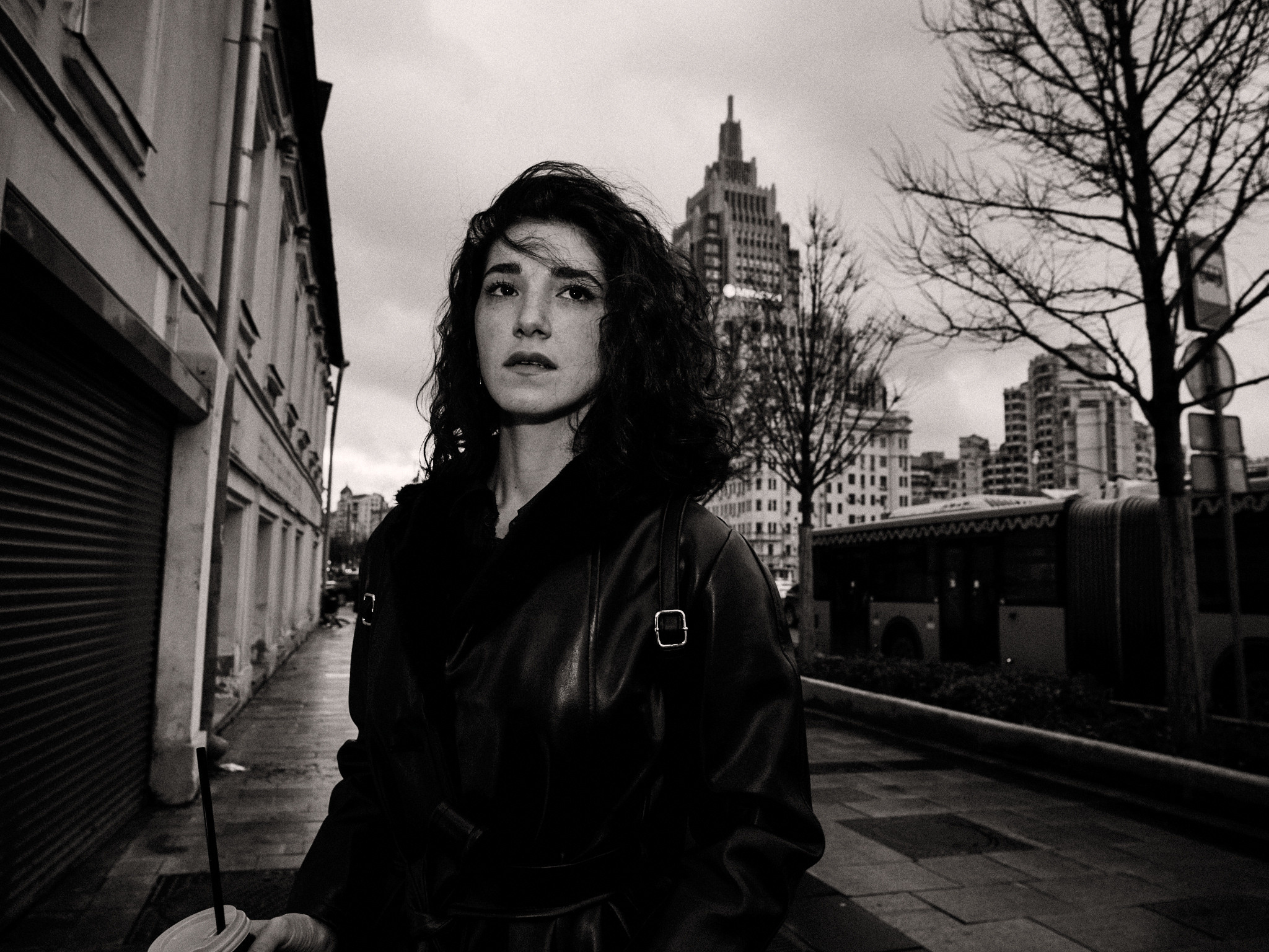 Найка и Арина — чёрно-белый стрит. Фотограф в Москве Михаил Елизарьев