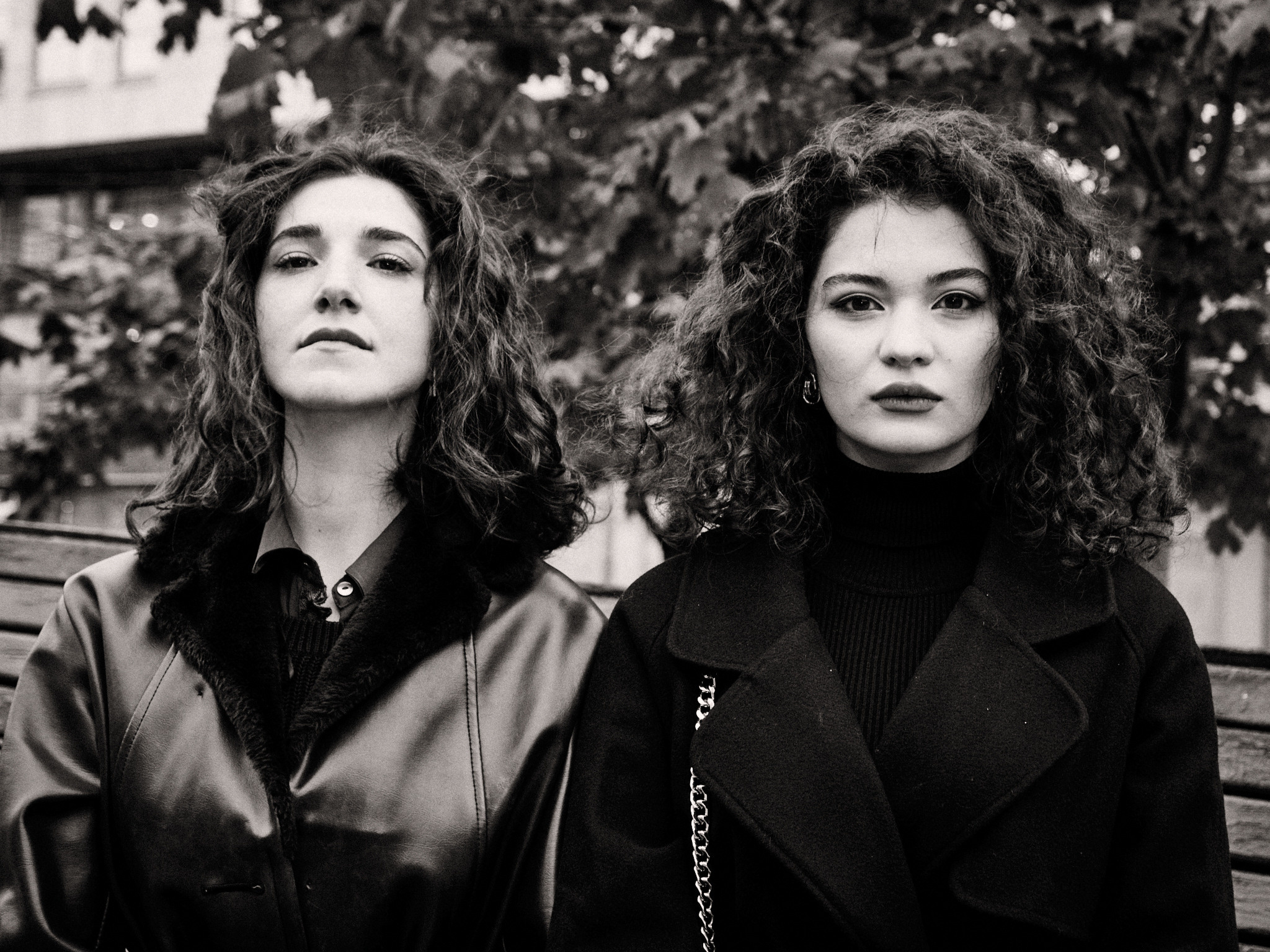 Найка и Арина — чёрно-белый стрит. Фотограф в Москве Михаил Елизарьев