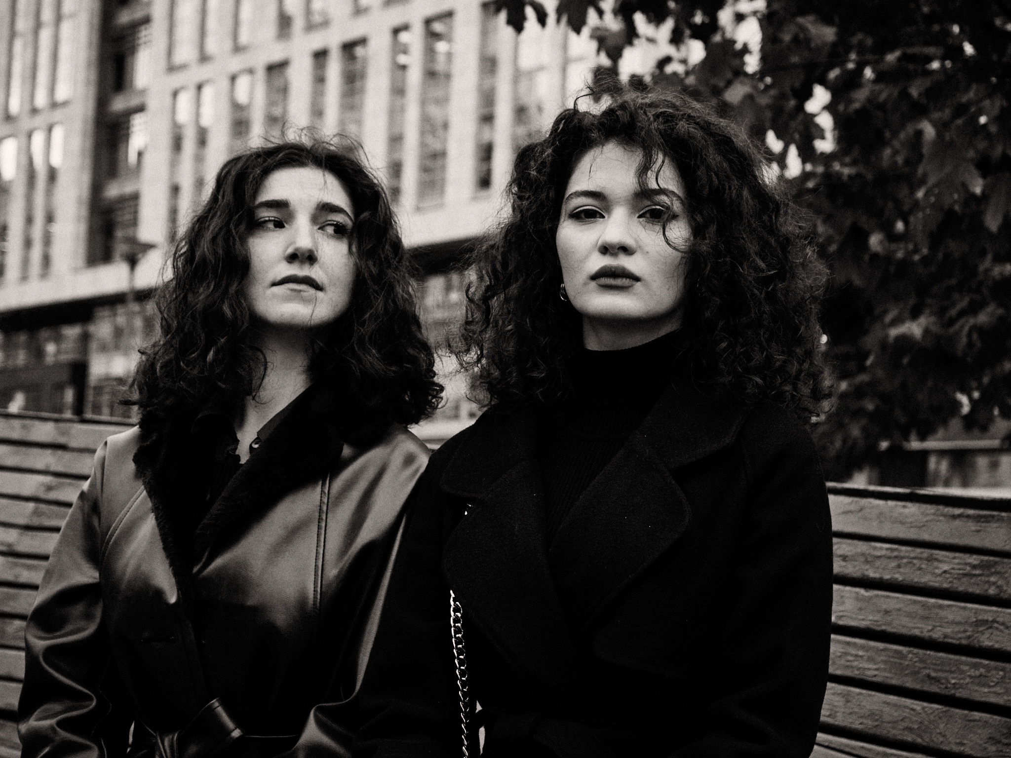 Найка и Арина — чёрно-белый стрит. Фотограф в Москве Михаил Елизарьев