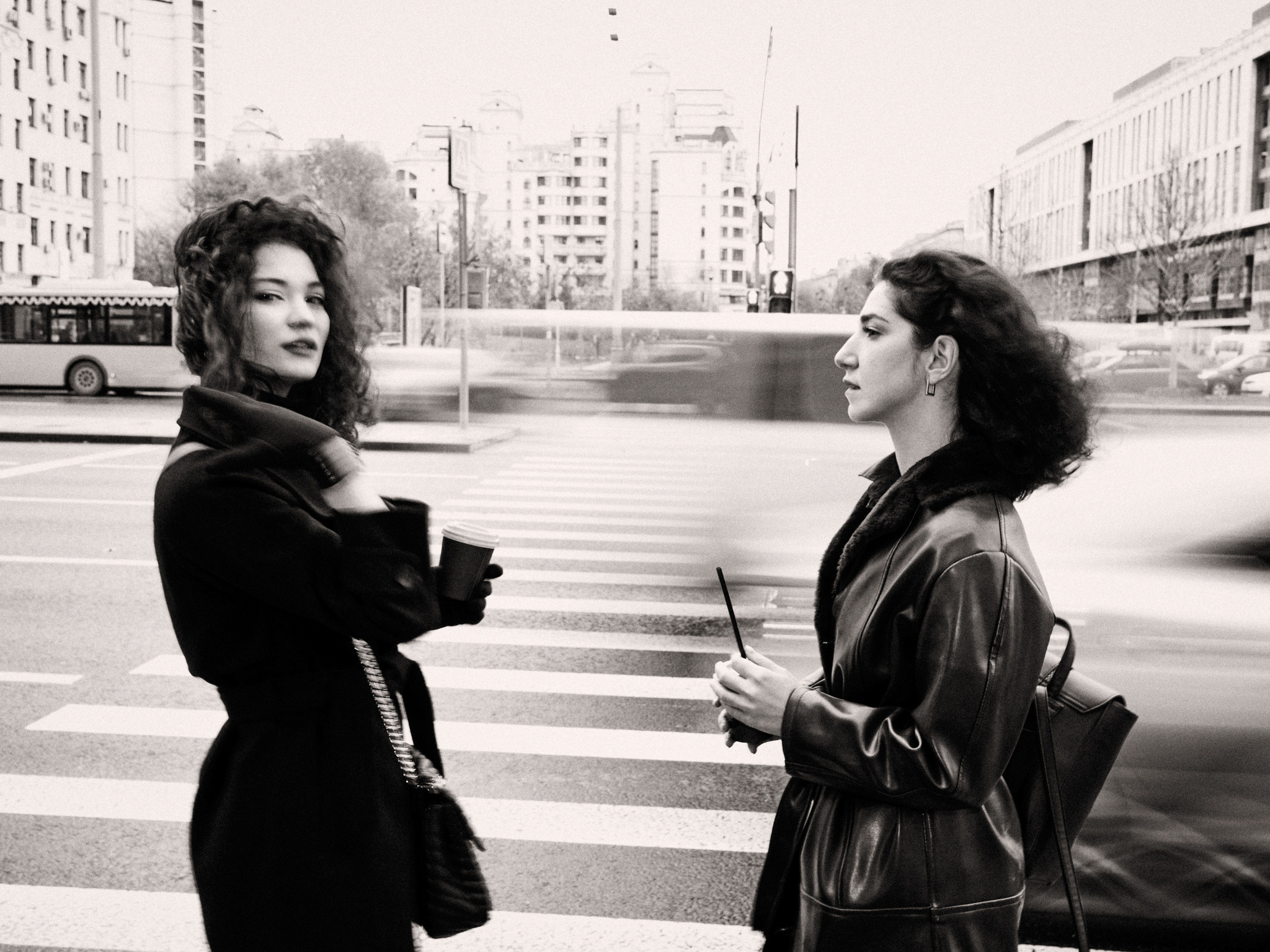 Найка и Арина — чёрно-белый стрит. Фотограф в Москве Михаил Елизарьев