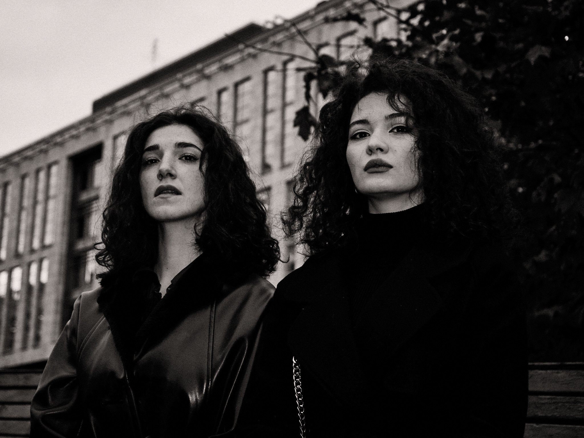 Найка и Арина — чёрно-белый стрит. Фотограф в Москве Михаил Елизарьев