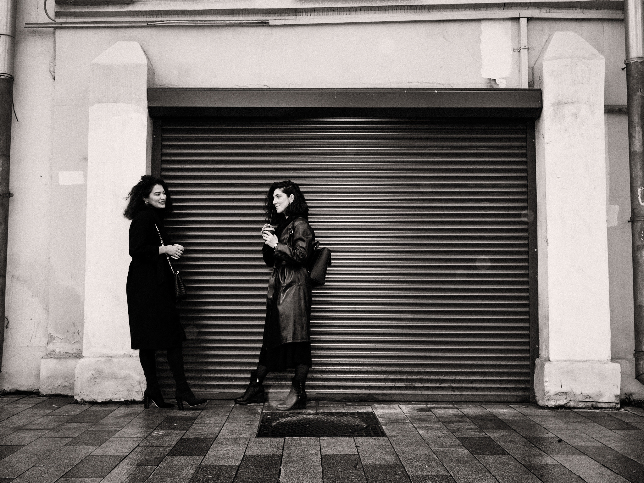 Найка и Арина — чёрно-белый стрит. Фотограф в Москве Михаил Елизарьев