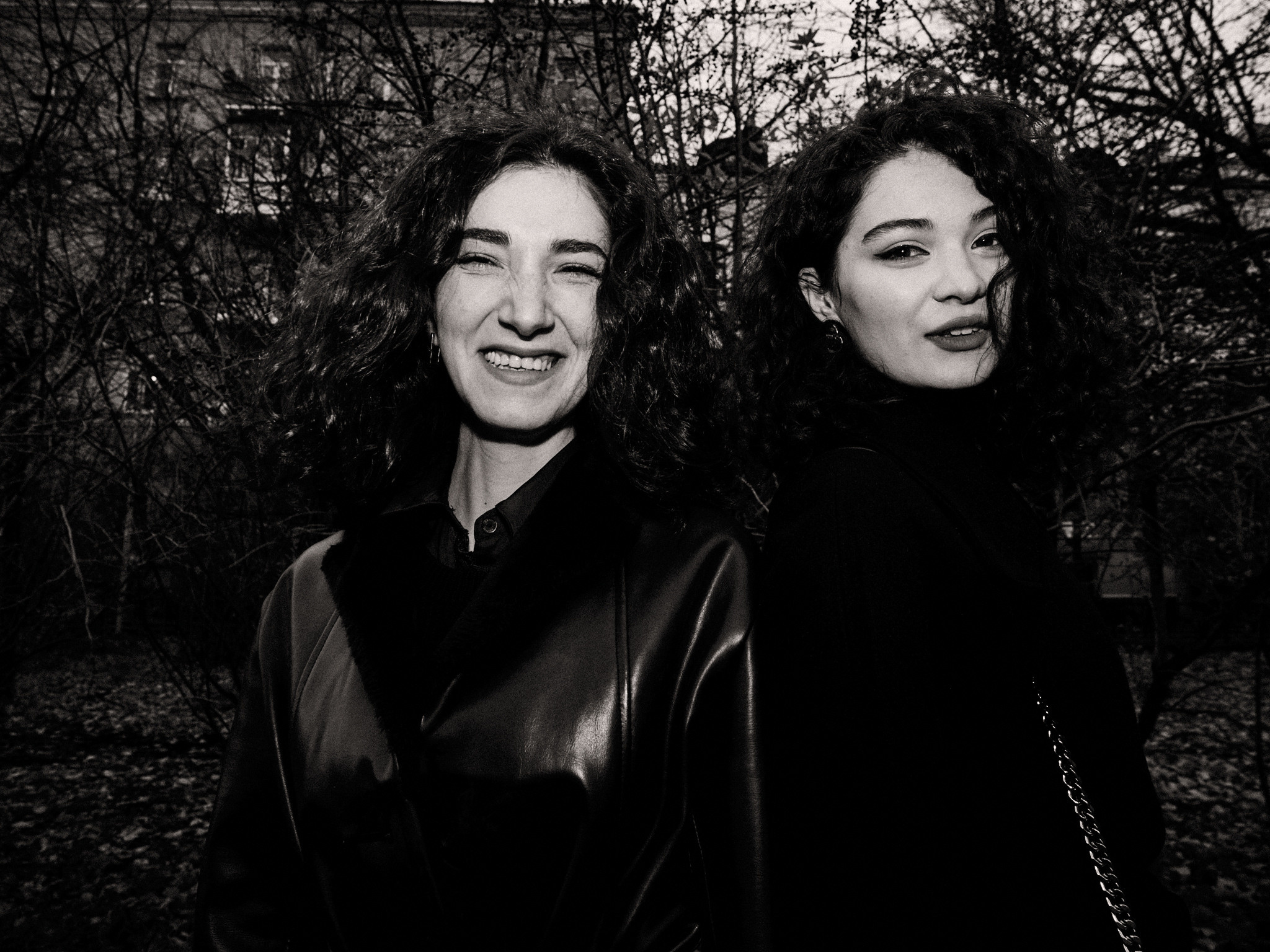 Найка и Арина — чёрно-белый стрит. Фотограф в Москве Михаил Елизарьев