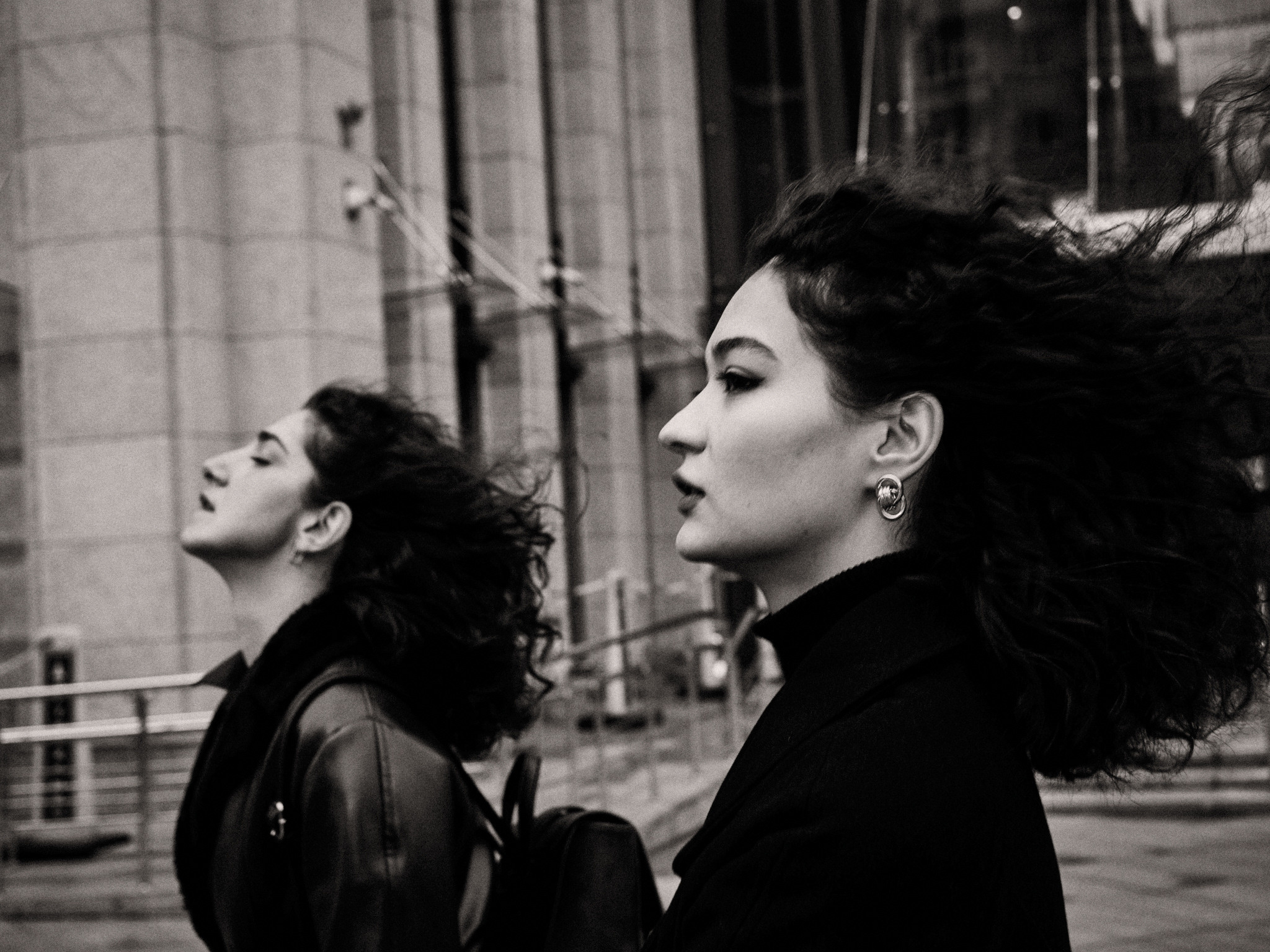 Найка и Арина — чёрно-белый стрит. Фотограф в Москве Михаил Елизарьев