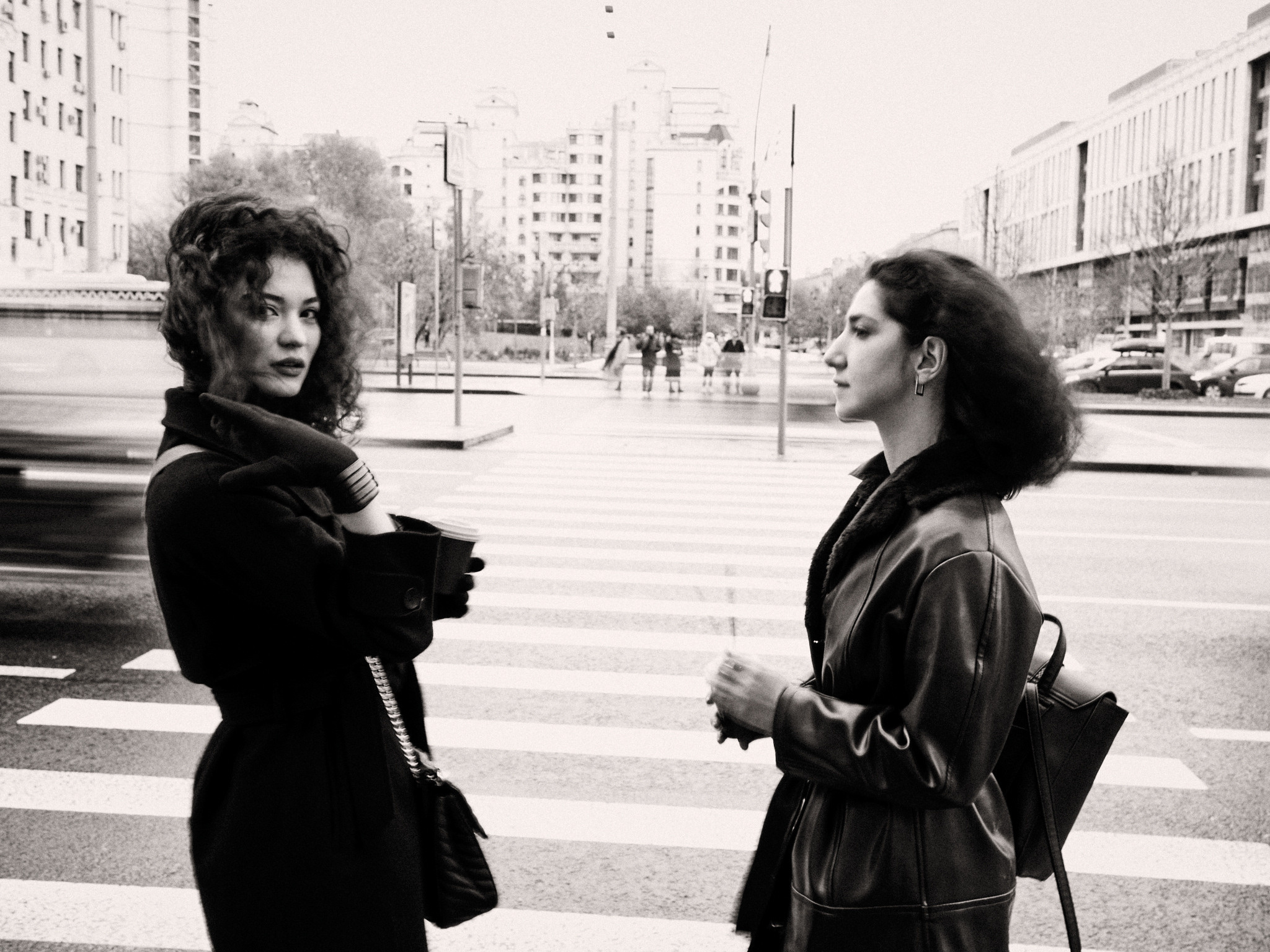 Найка и Арина — чёрно-белый стрит. Фотограф в Москве Михаил Елизарьев
