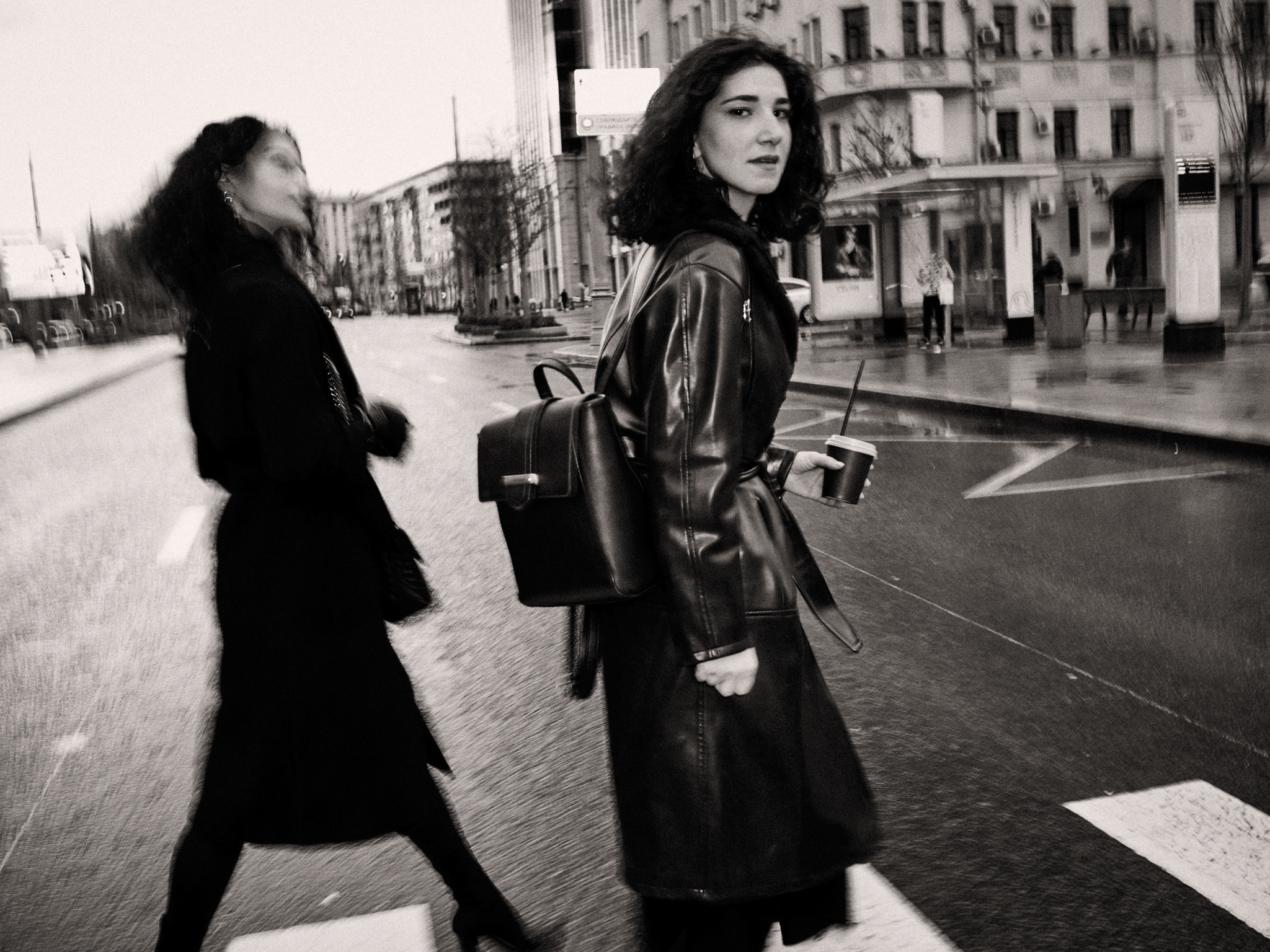 Найка и Арина — чёрно-белый стрит. Фотограф в Москве Михаил Елизарьев