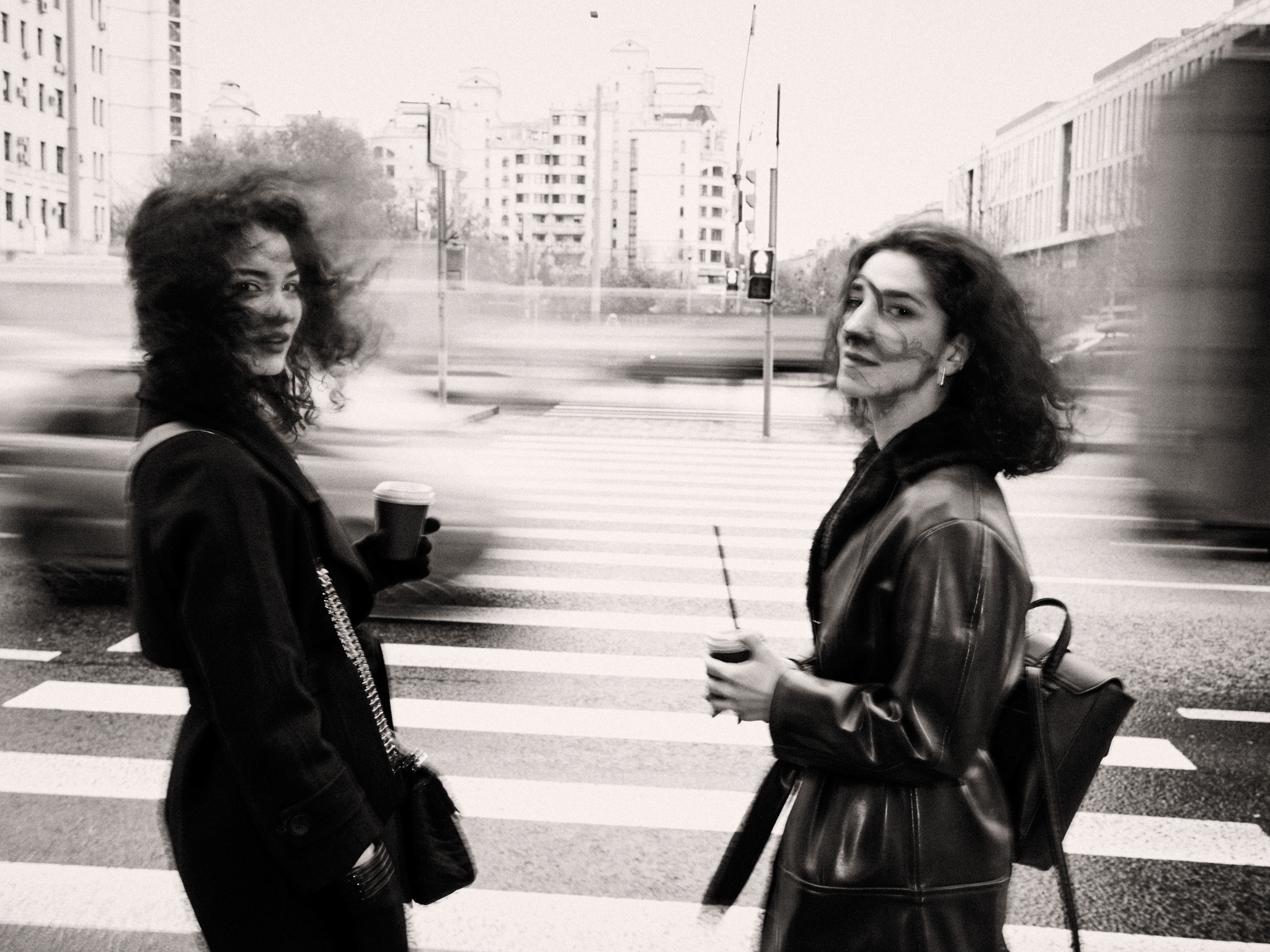 Найка и Арина — чёрно-белый стрит. Фотограф в Москве Михаил Елизарьев