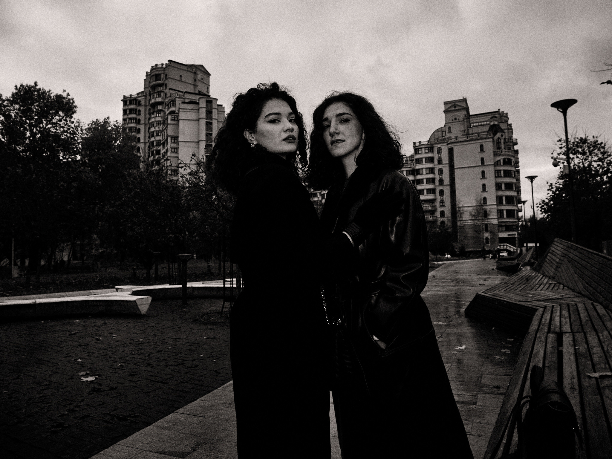 Найка и Арина — чёрно-белый стрит. Фотограф в Москве Михаил Елизарьев