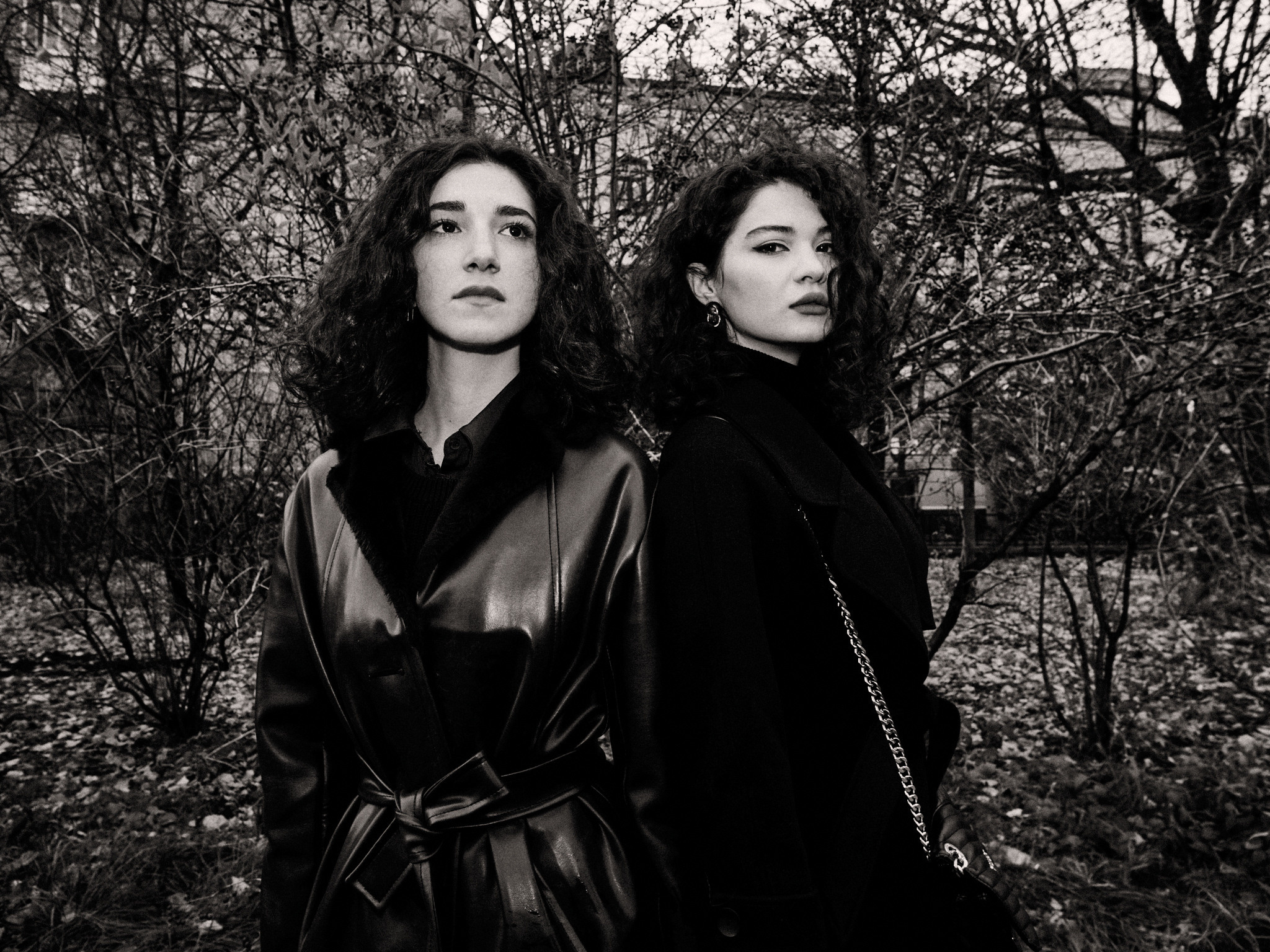 Найка и Арина — чёрно-белый стрит. Фотограф в Москве Михаил Елизарьев