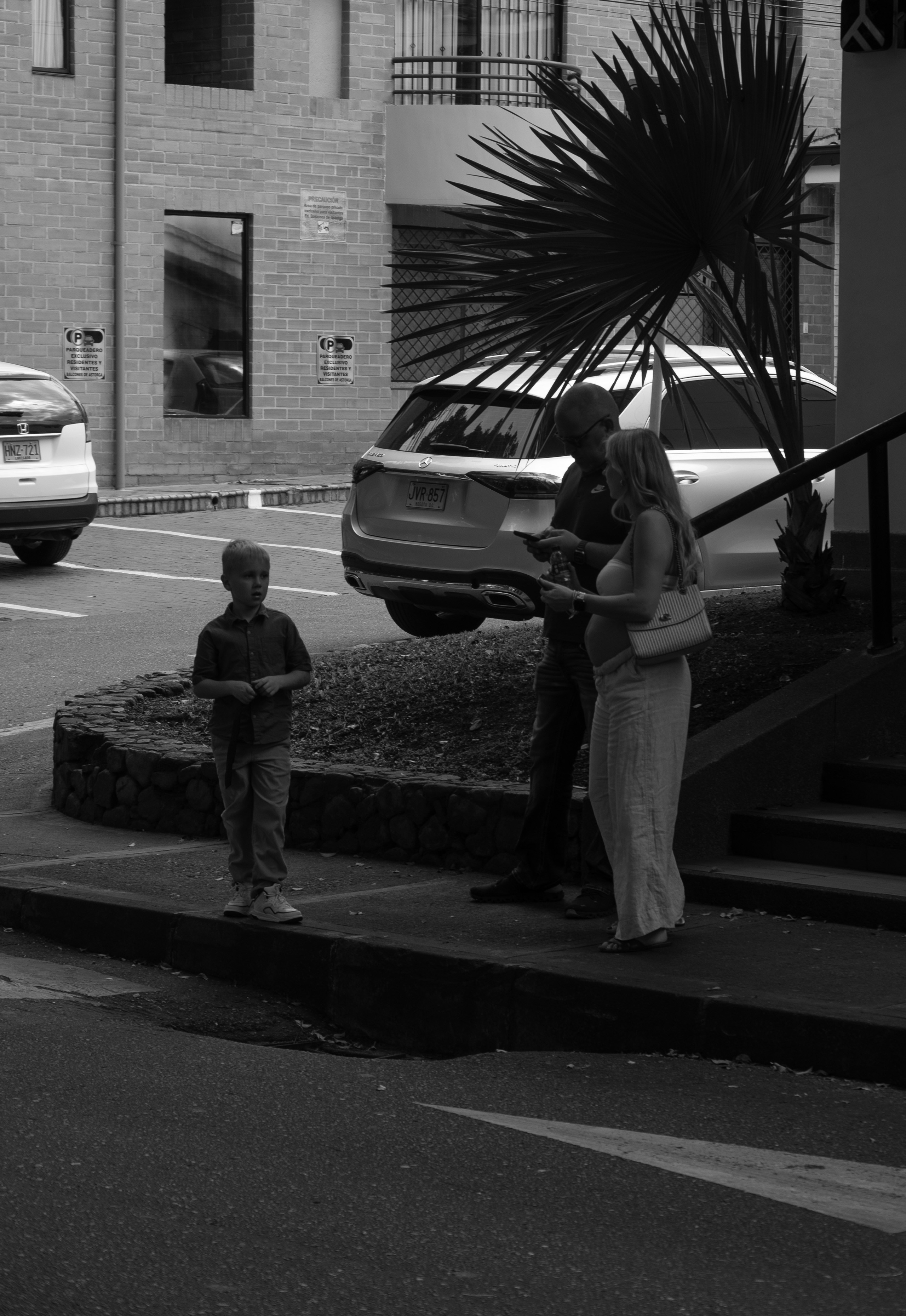 Sasha y «la familia / and the family». Wedding Photographer in Barcelona and Medellin