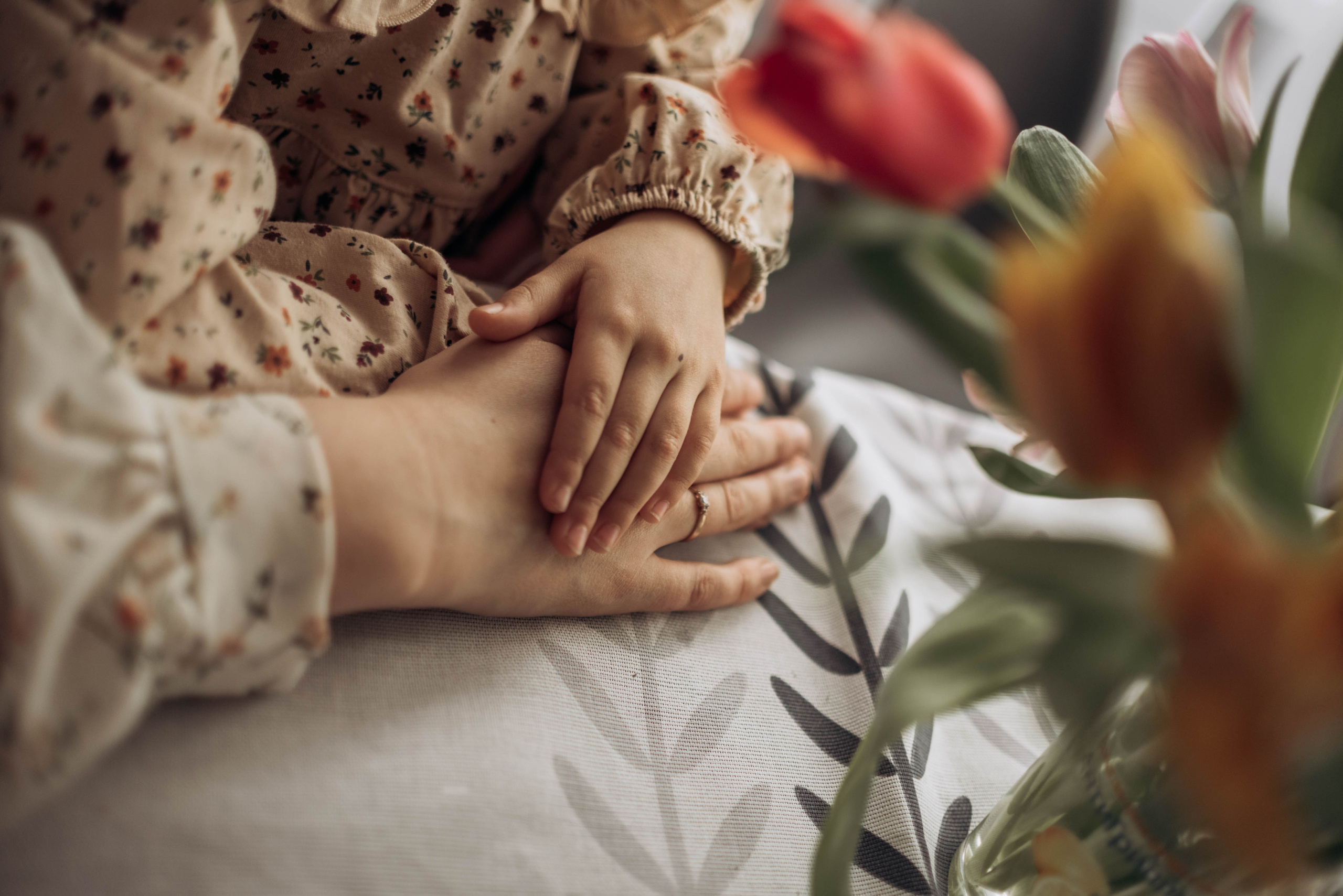 Домашняя фотосессия для мамы и дочек, с цветами, весной, к 8 марта. Семейный фотограф в Железнодорожном Масаева Елена