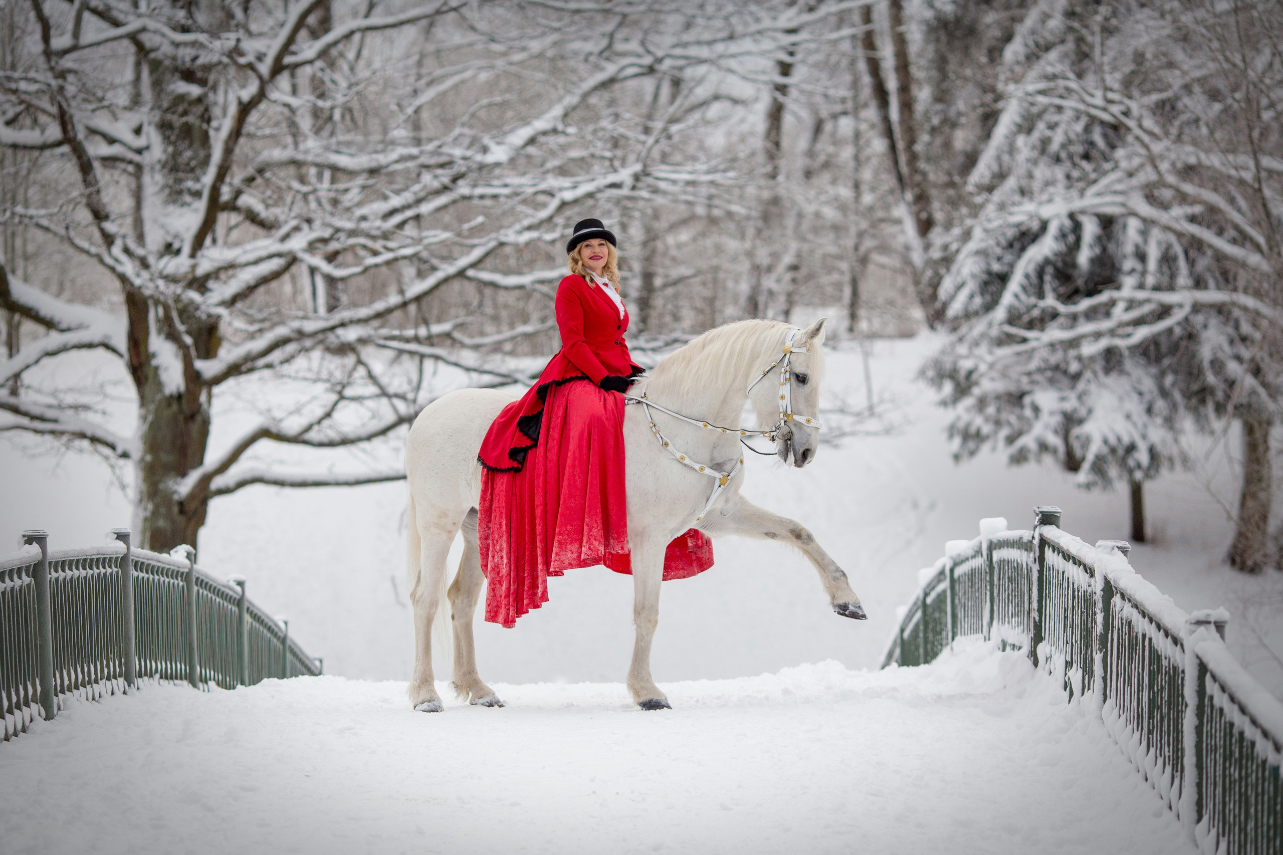 Фотосессия с лошадью в костюме амазонка 
