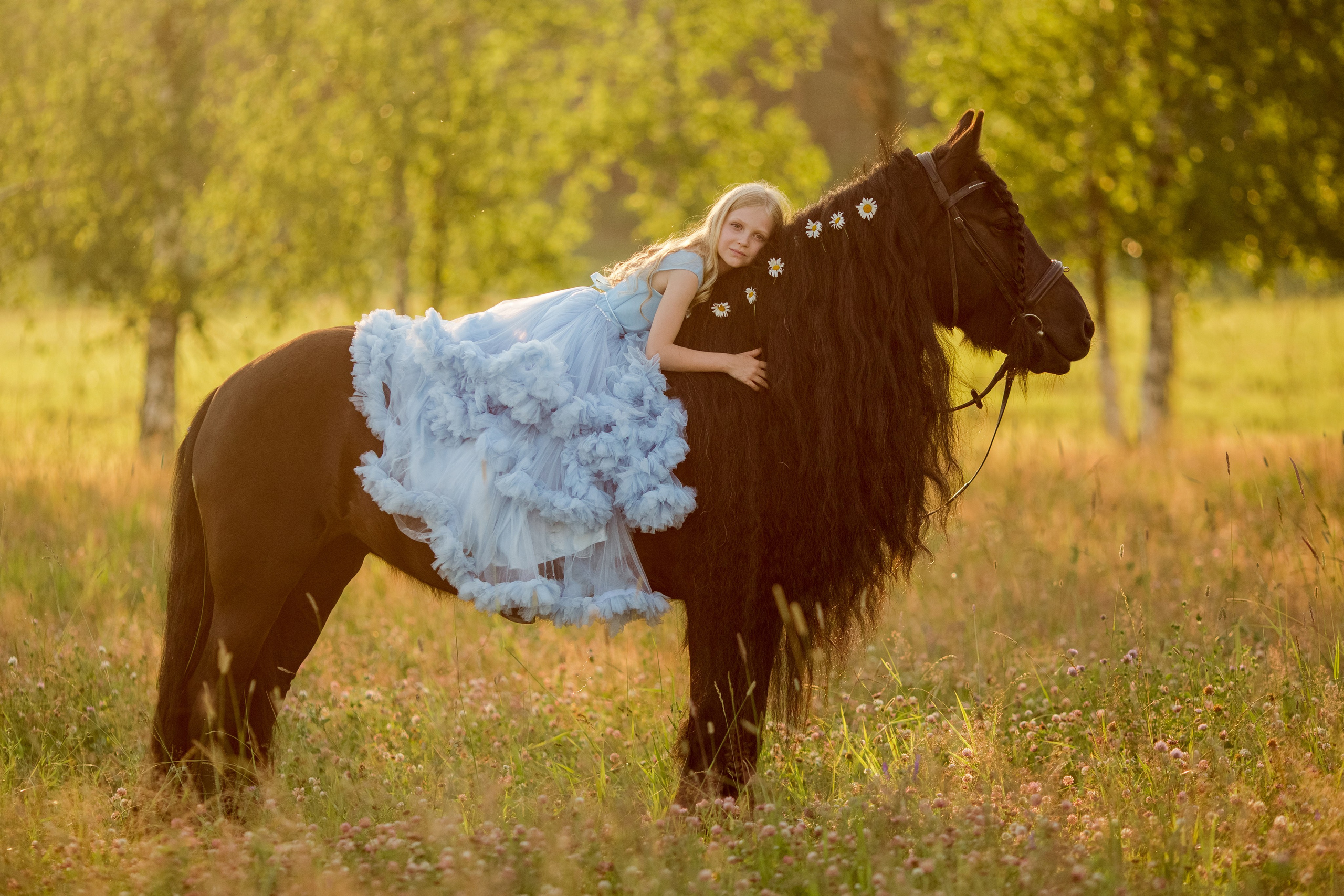 Детская фотосессия с пони и цветами