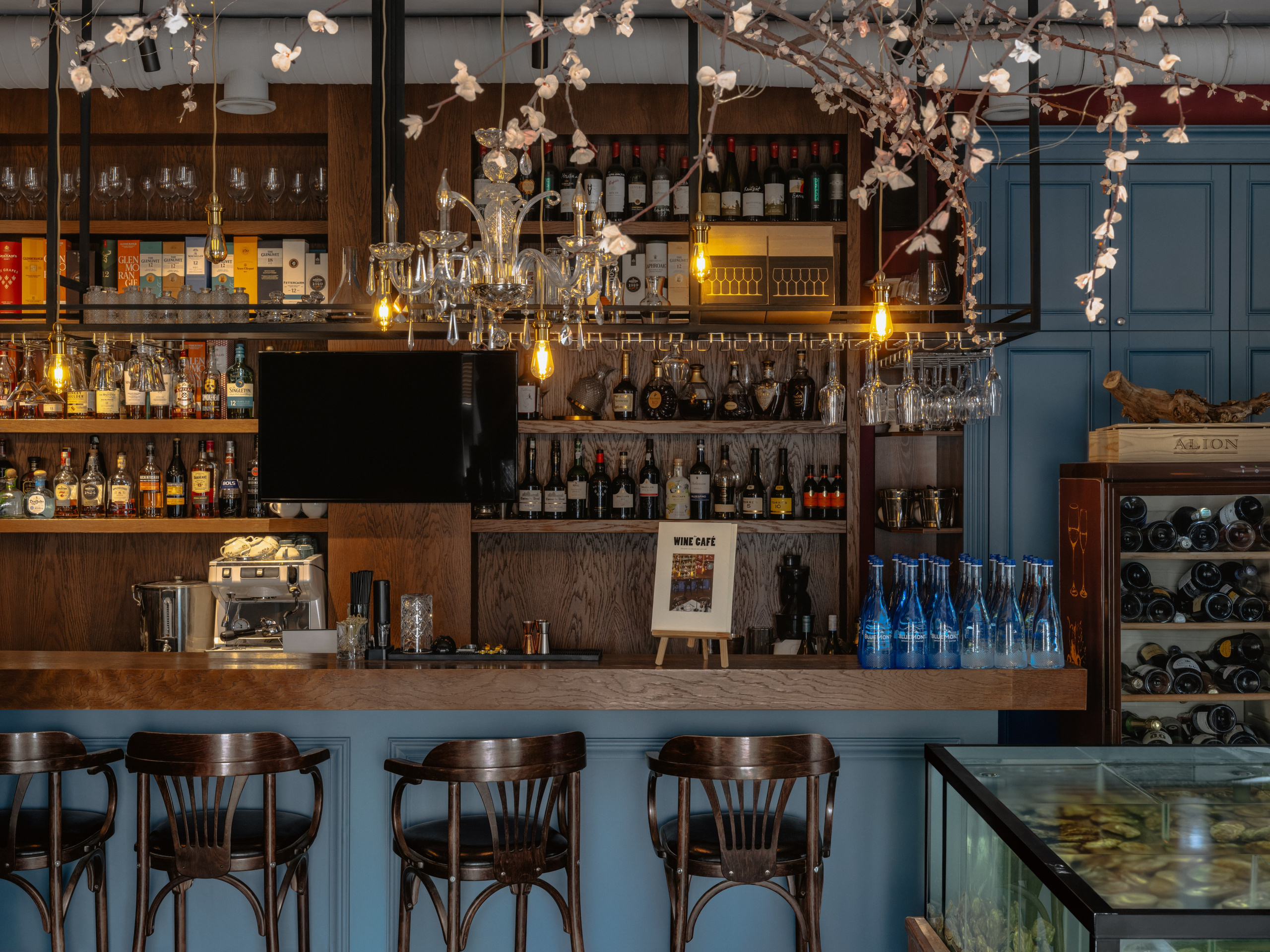 Бар ресторана The Wine Cafe, интерьер и винная эстетика