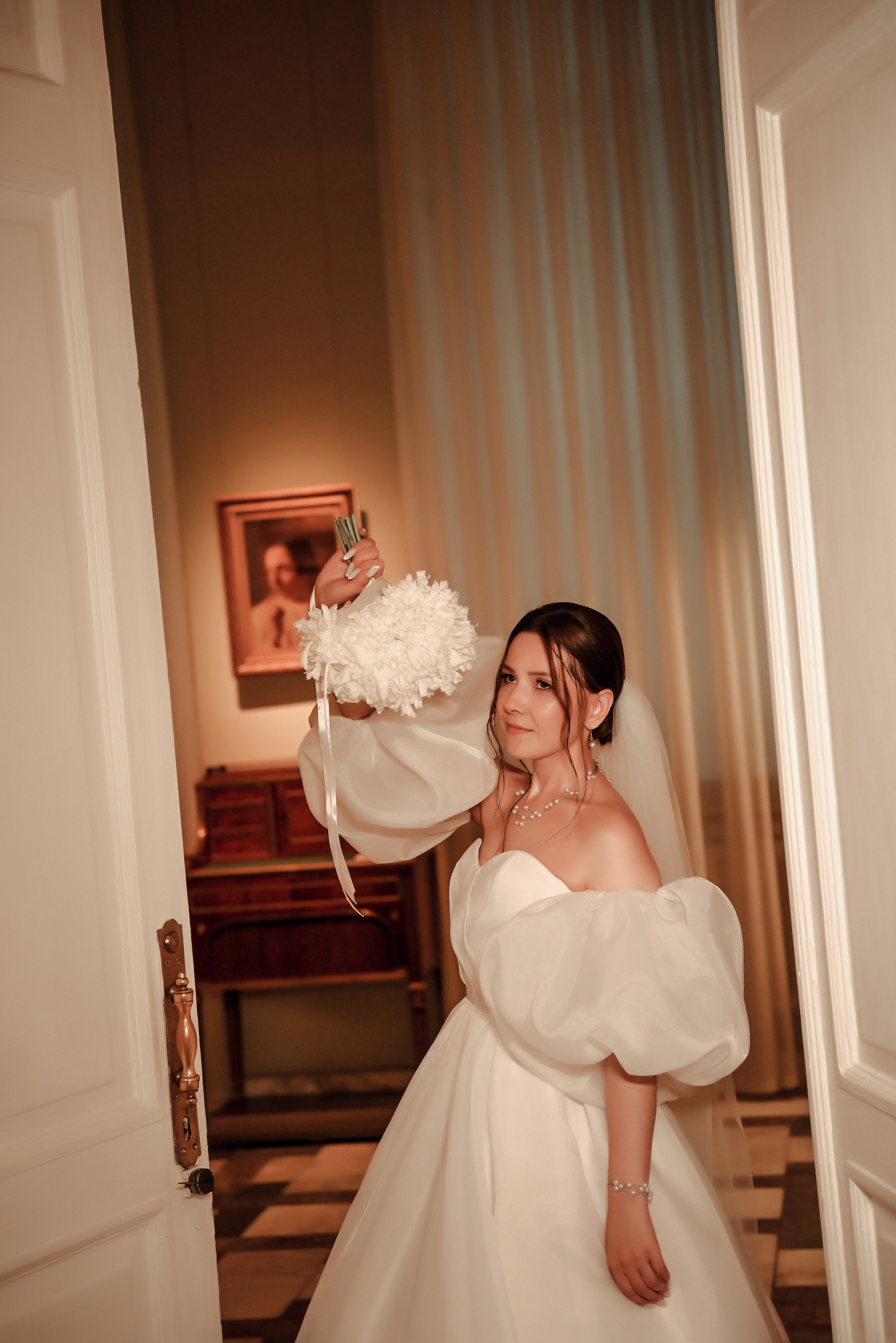 Небольшая свадебная серия в музее и прогулкой под дождем Эльмиры и Ризата. Свадебный, семейный, детский, контент фотограф в Омске Максим Ильин