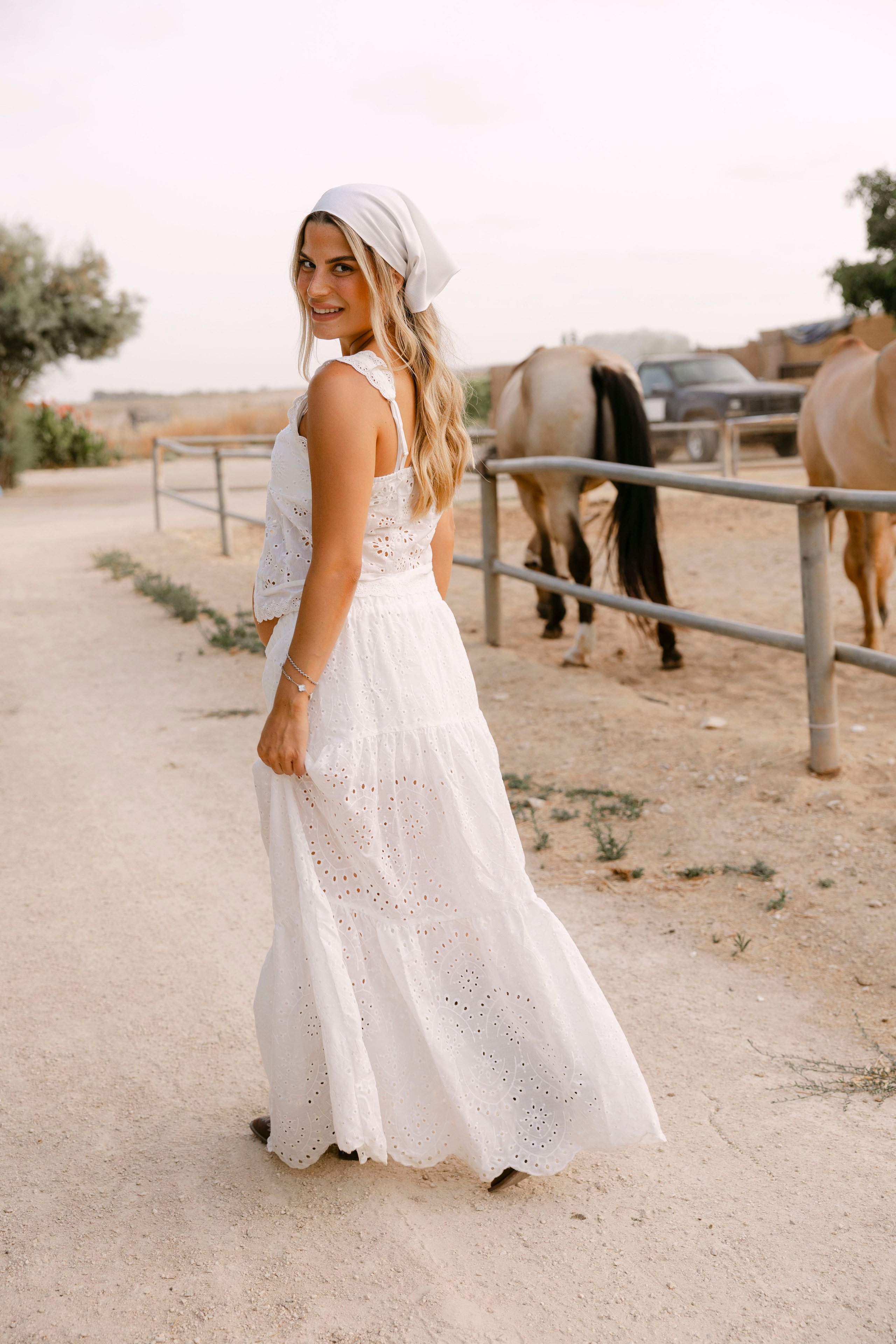 Pregnancy photoshoot at the horse farm. Главная